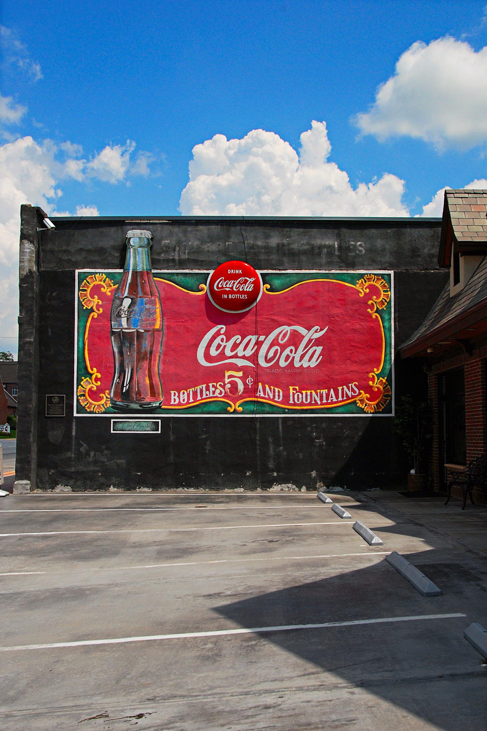 Amerikanisches zeitgenössisches Foto von M.K. Coca-Cola-Wandmalerei von Fayetteville
