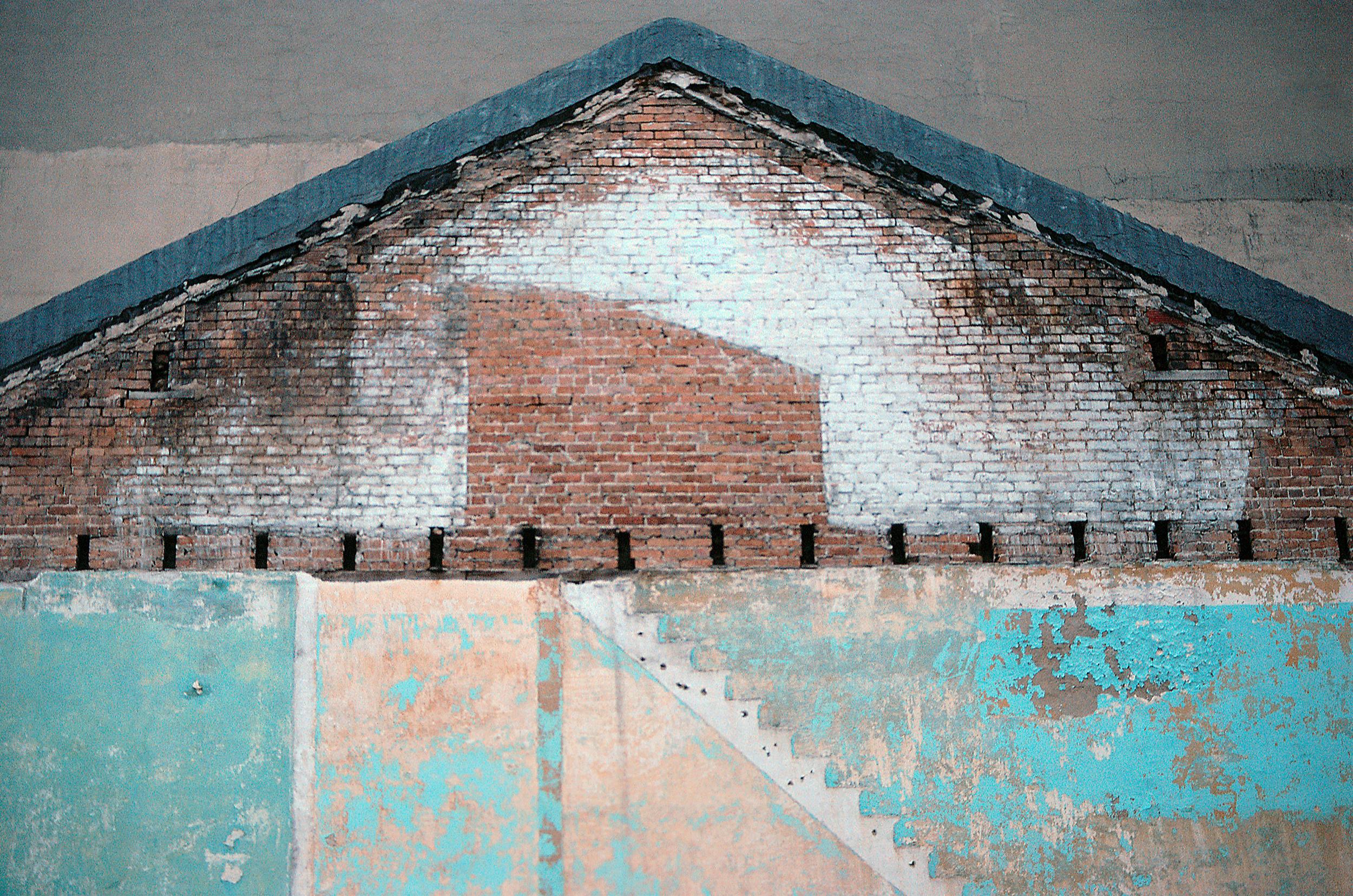 Amerikanisches zeitgenössisches Foto von M.K. Yamaoka - Fassade eines herabgestoßenen Gebäudes