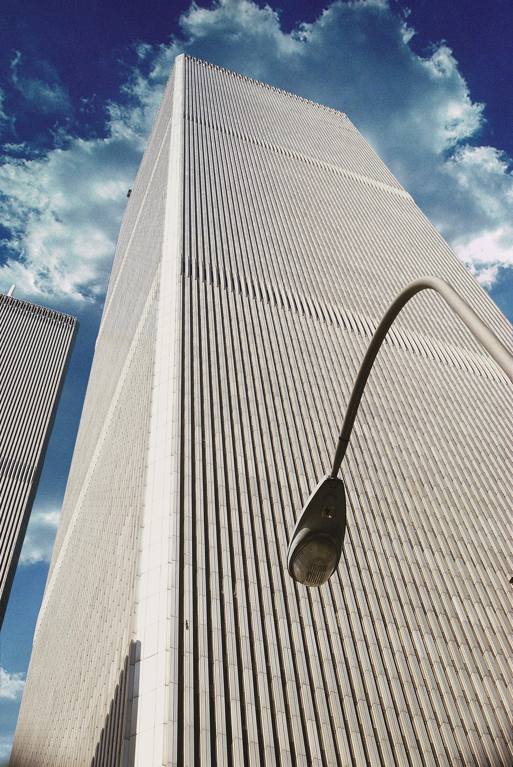Amerikanisches zeitgenössisches Foto von M.K.Y. – Lampenpost im Old World Trade Center
