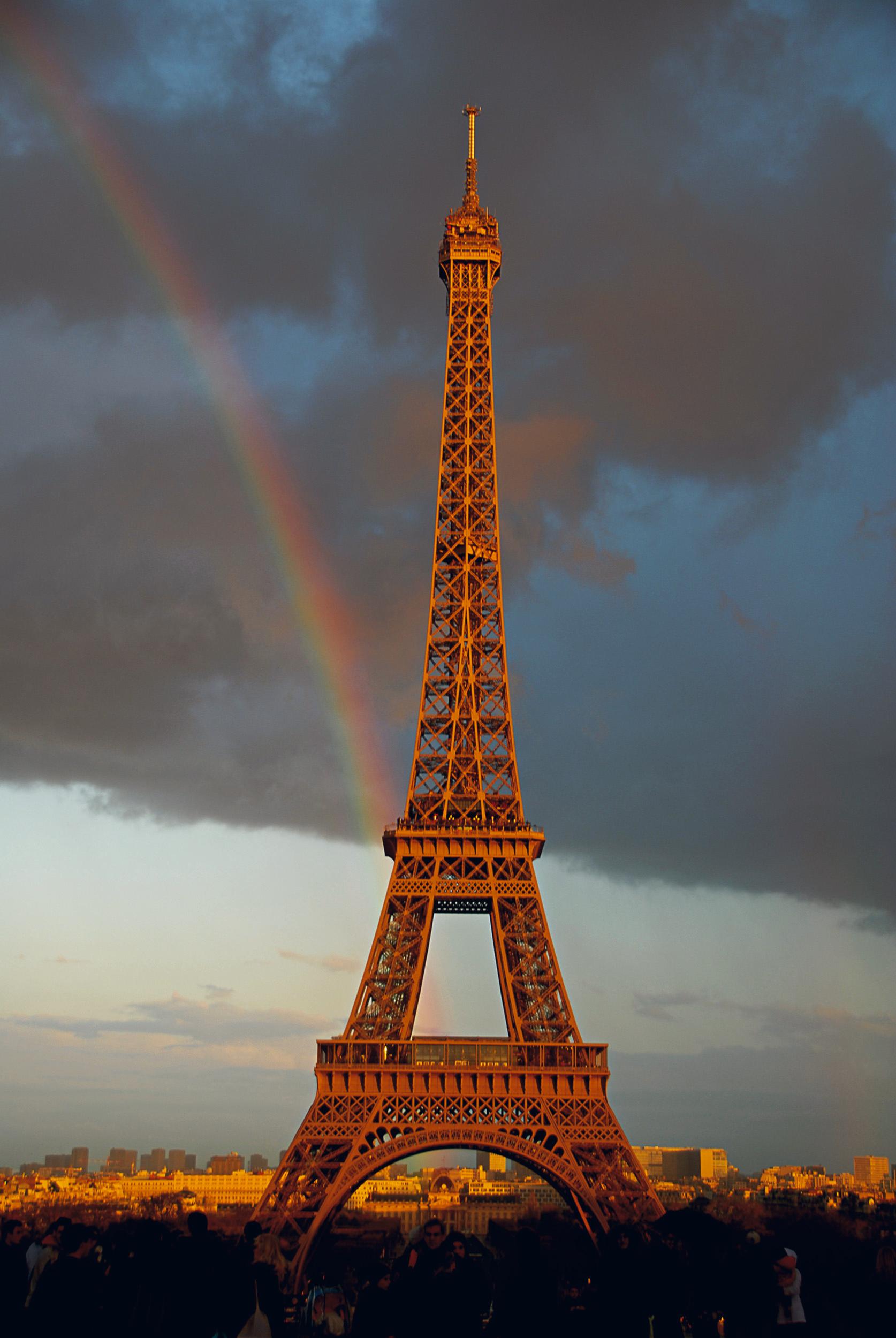 Michael K. Yamaoka  Landscape Photograph – Amerikanisches zeitgenössisches Foto von M.K. oka - Regenbogen am Eiffelturm