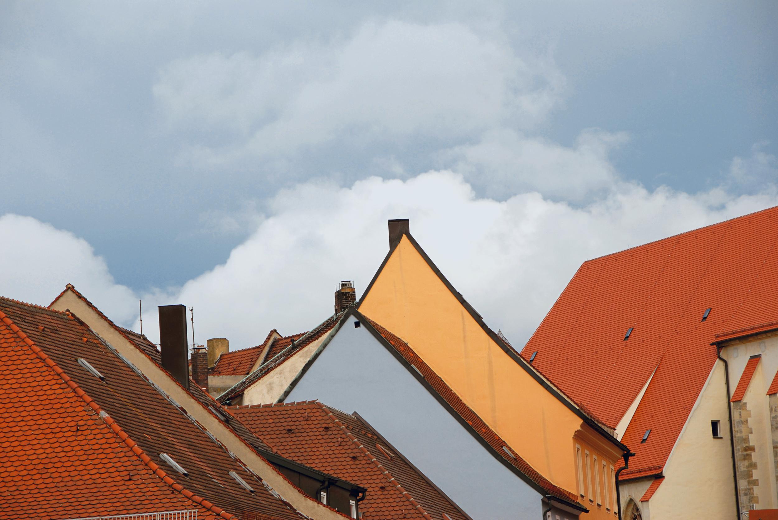 Amerikanisches zeitgenössisches Foto von M. K. Y. - Sloping Rooftops, Sulzbach-Rosenberg