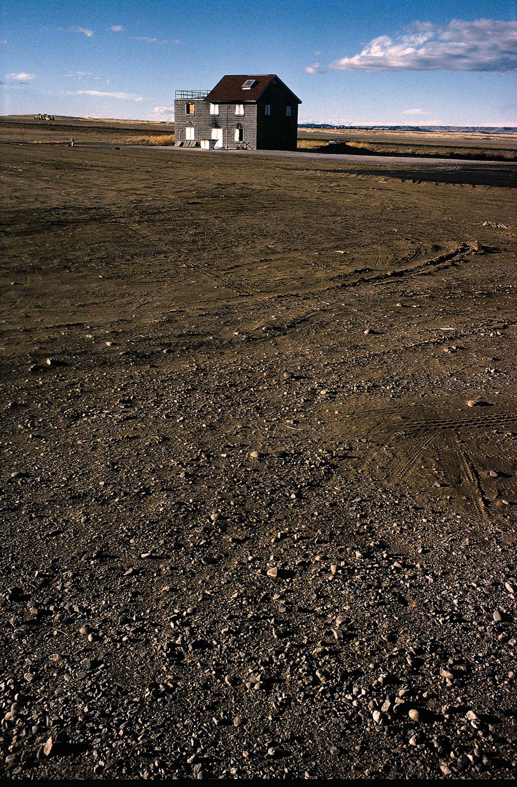 Color Photograph di Michael K. Yamaoka  - Foto contemporanea americana di M. K. Yamaoka - Lone House, Billings Montana