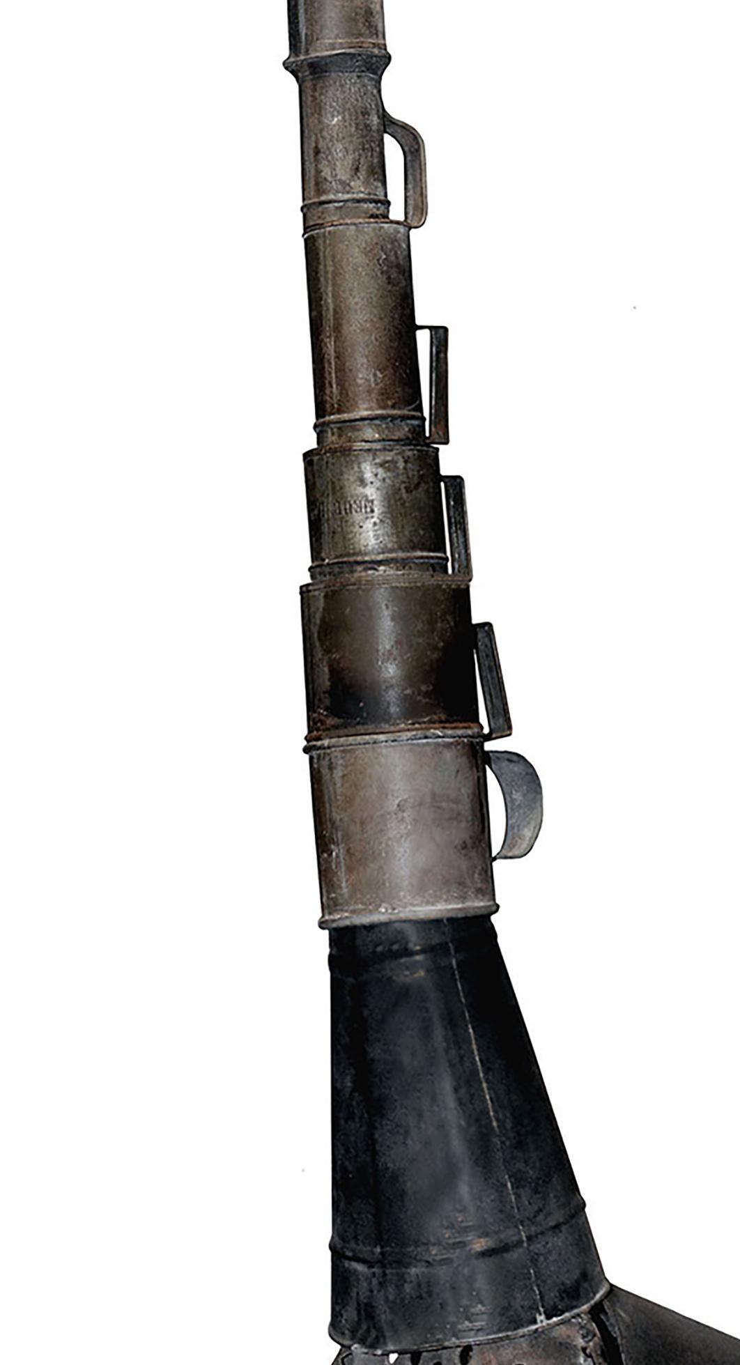 Jirafa – 21. Jahrhundert, Zeitgenössische Skulptur, figürliche, recycelte Objekte (Schwarz), Figurative Sculpture, von Miquel Aparici