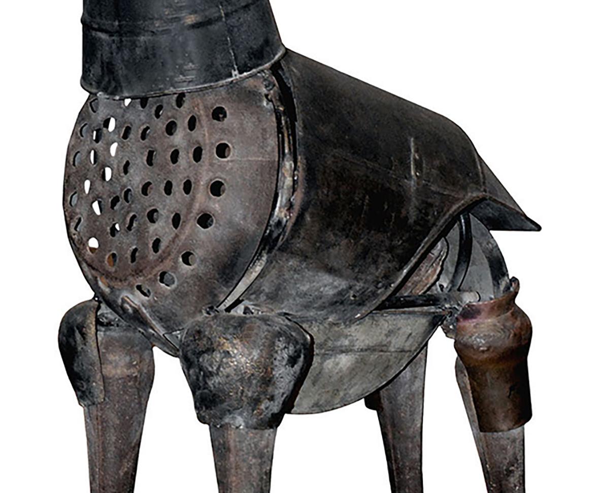 Giraffe.

Die Skulpturen von Miquel Aparici sind überraschende Assemblagen aus alten Gegenständen, die in der Vergangenheit anderweitig verwendet wurden und die der Künstler auf kreative und raffinierte Weise wiederverwendet. Das Ergebnis ist eine