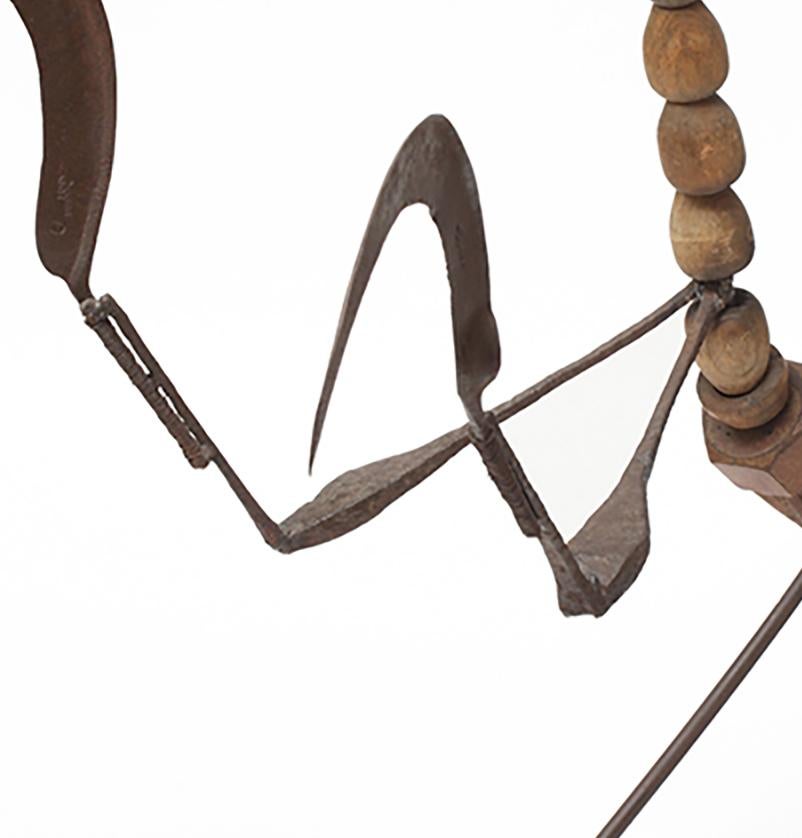 Les sculptures de Miquel Aparici sont des assemblages surprenants réalisés à partir de vieux objets qui ont eu d'autres usages dans le passé, et que l'artiste récupère et utilise de manière créative et ingénieuse. Le résultat est une collection