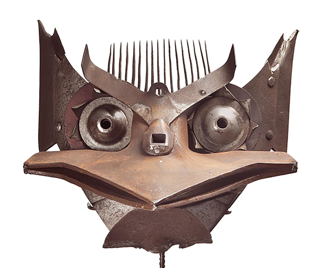 Las esculturas de Miquel Aparici son sorprendentes ensamblajes realizados a partir de objetos antiguos que tuvieron otros usos en el pasado, y que el artista recupera y utiliza de forma creativa e ingeniosa. El resultado es una original colección de