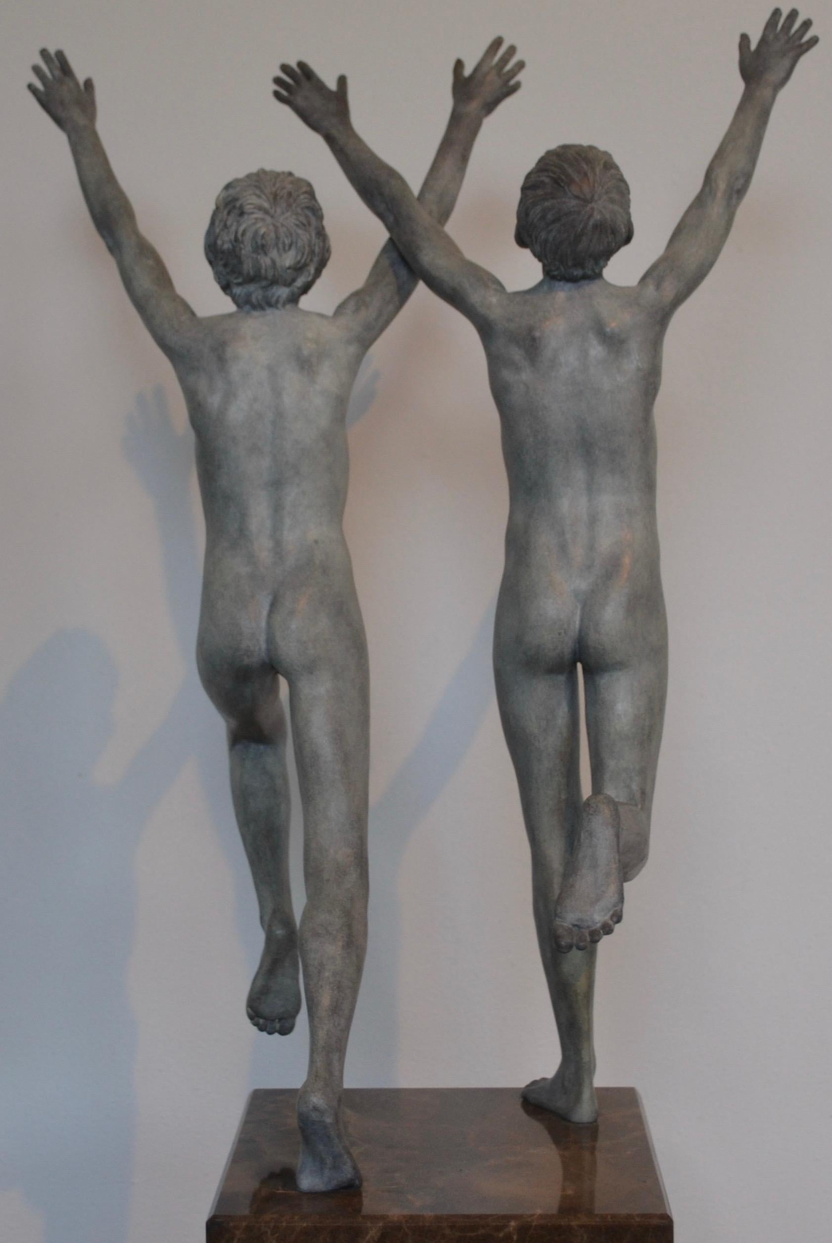 Cursus – zeitgenössische Bronzeskulptur zweier nackter laufender Jungen aus dem 21. Jahrhundert – Sculpture von Wim van der Kant