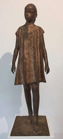 Walking girl- Zeitgenössische Bronzeskulptur eines Mädchens aus dem 21. Jahrhundert