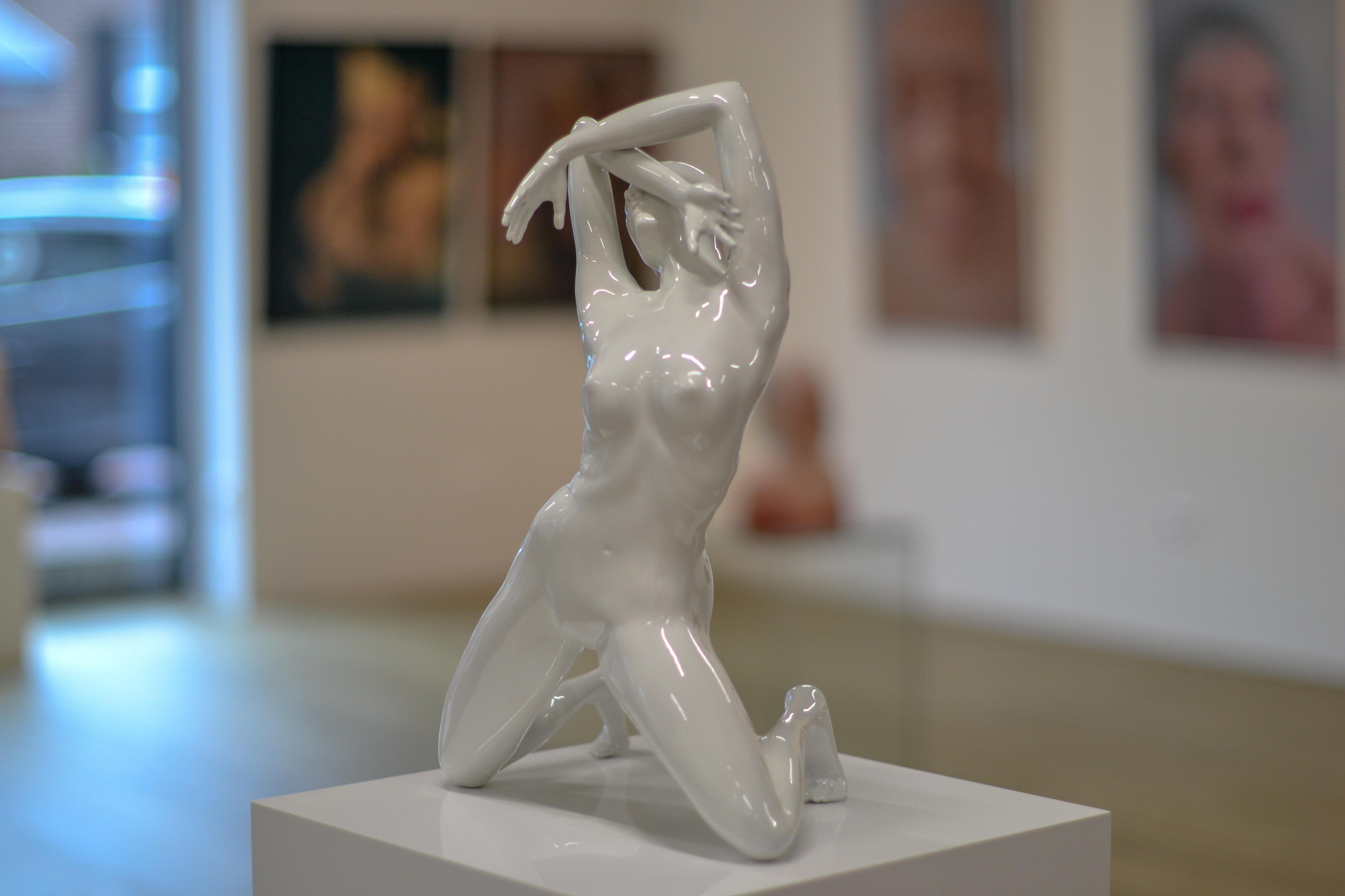 Protection - Sculpture de femme nue contemporaine du 21e siècle, Neolith en vente 1