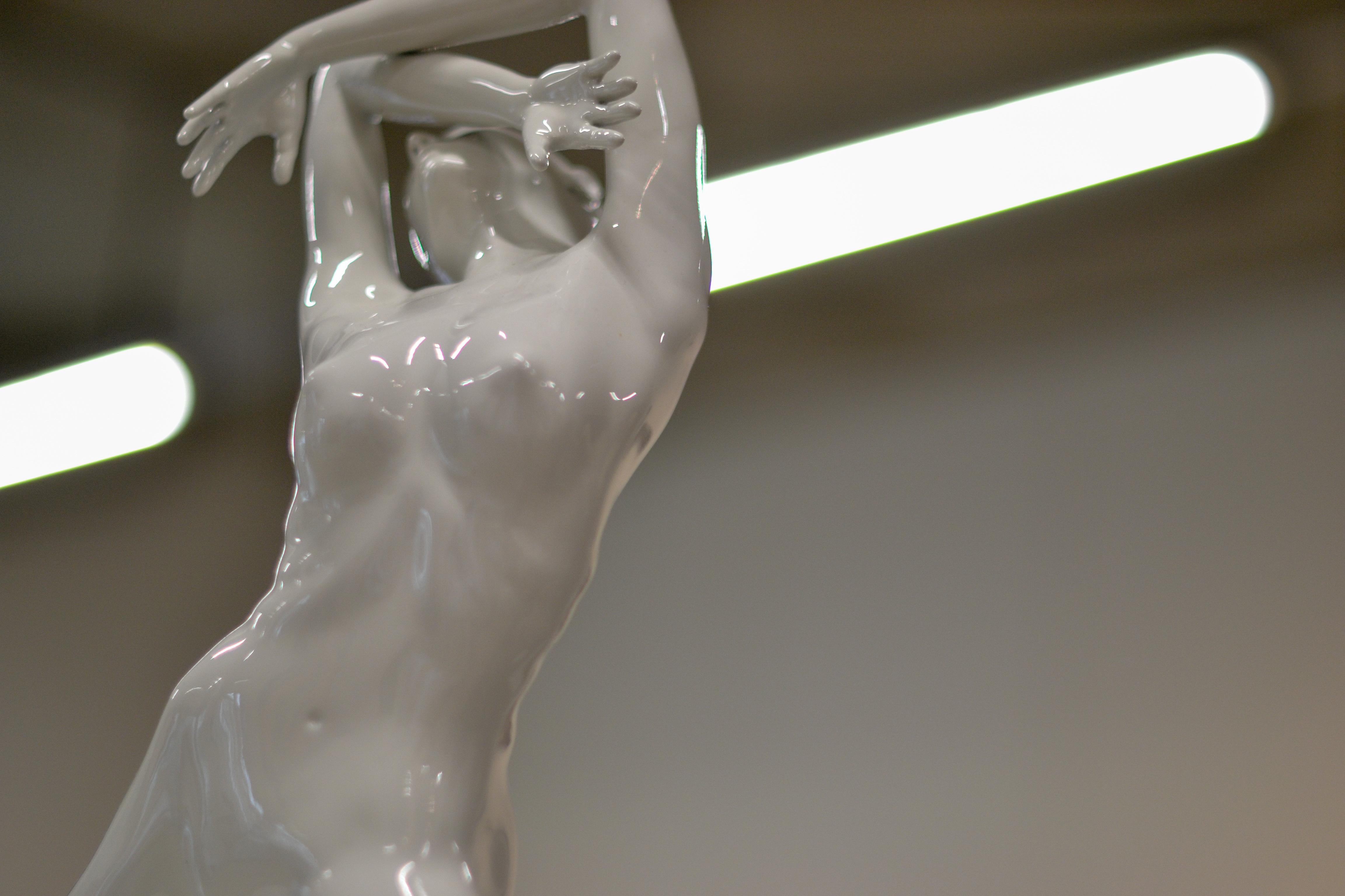 Protection - Sculpture de femme nue contemporaine du 21e siècle, Neolith en vente 5