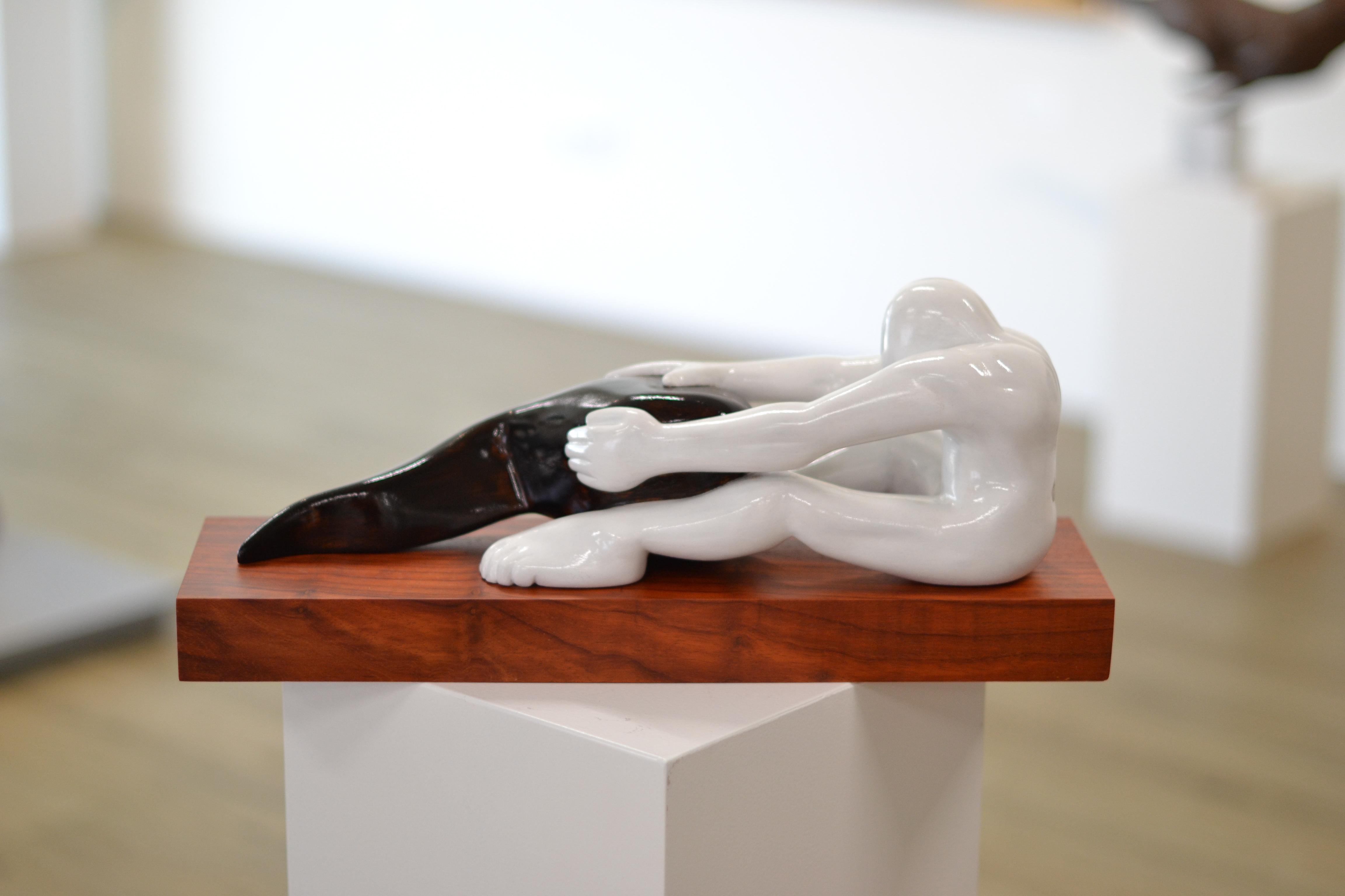 Troubled Identity – Jos de Wit, zeitgenössische Skulptur Nyatoh Holz, 21. Jahrhundert im Angebot 3