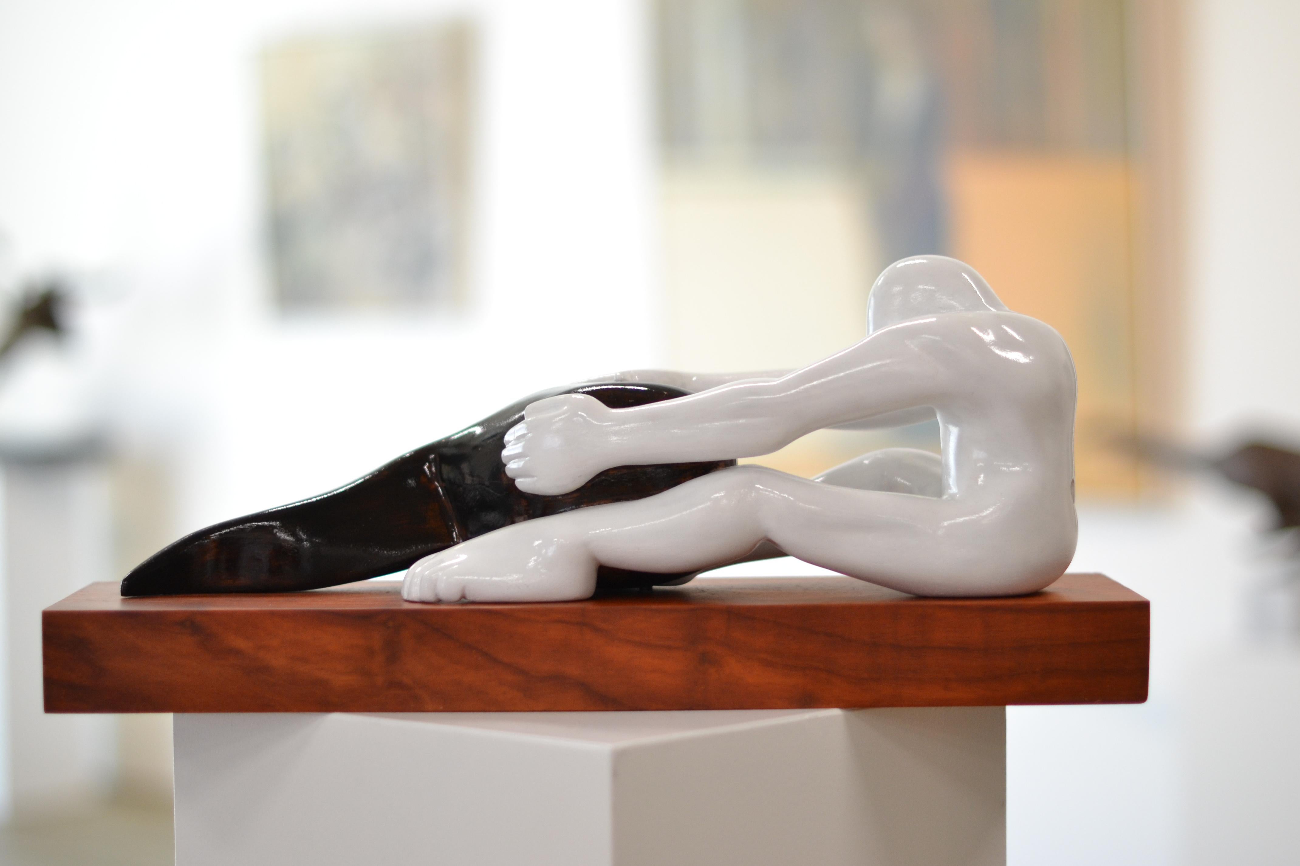 Troubled Identity – Jos de Wit, zeitgenössische Skulptur Nyatoh Holz, 21. Jahrhundert im Angebot 1