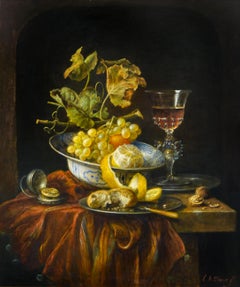 Verre vénitien avec citron, haricots d'argent, bol bleu de Delft et montre de poche