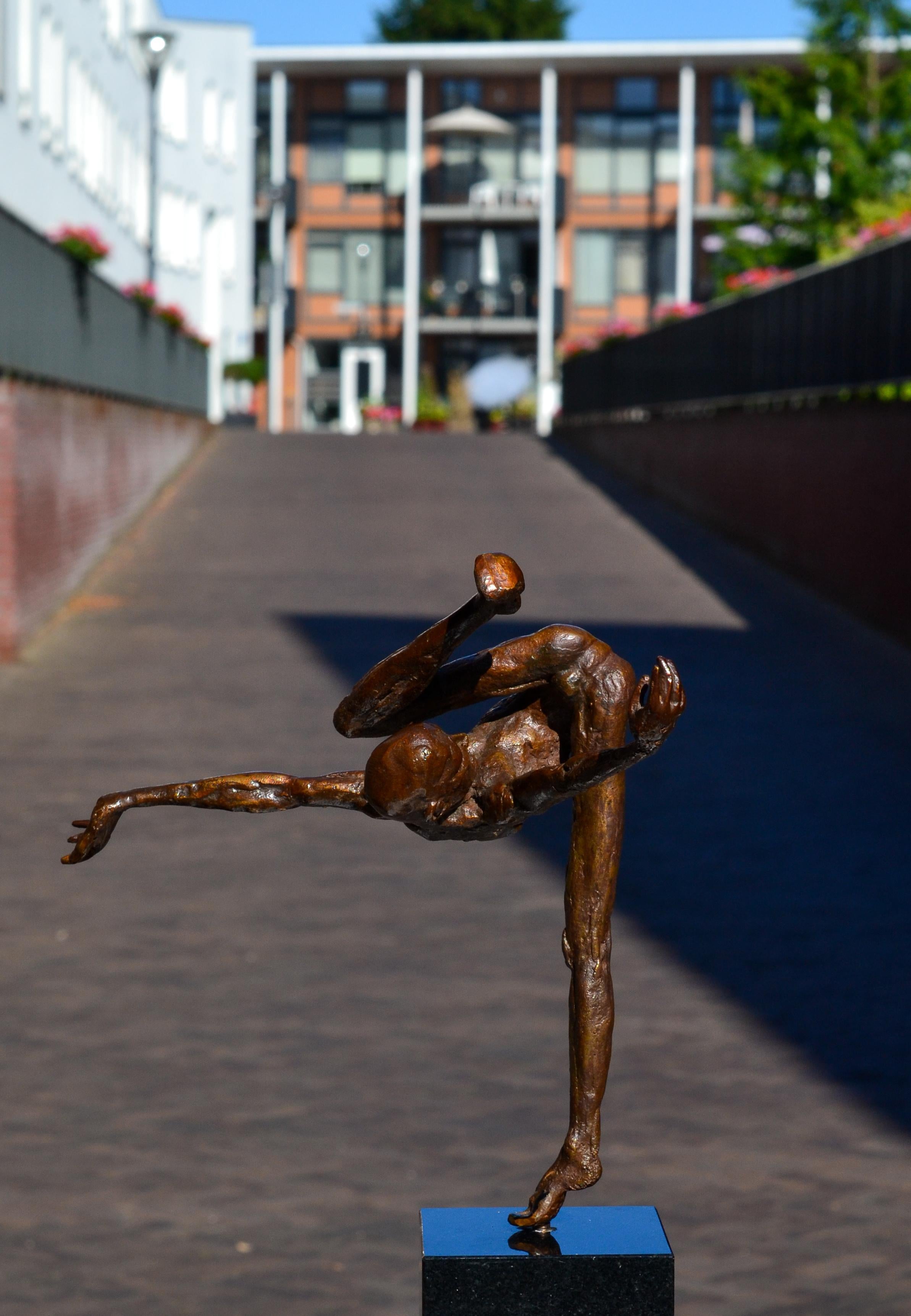 Let's Dance - 21st Century Contemporary Bronze Sculpture by Martijn Soontiens For Sale 6