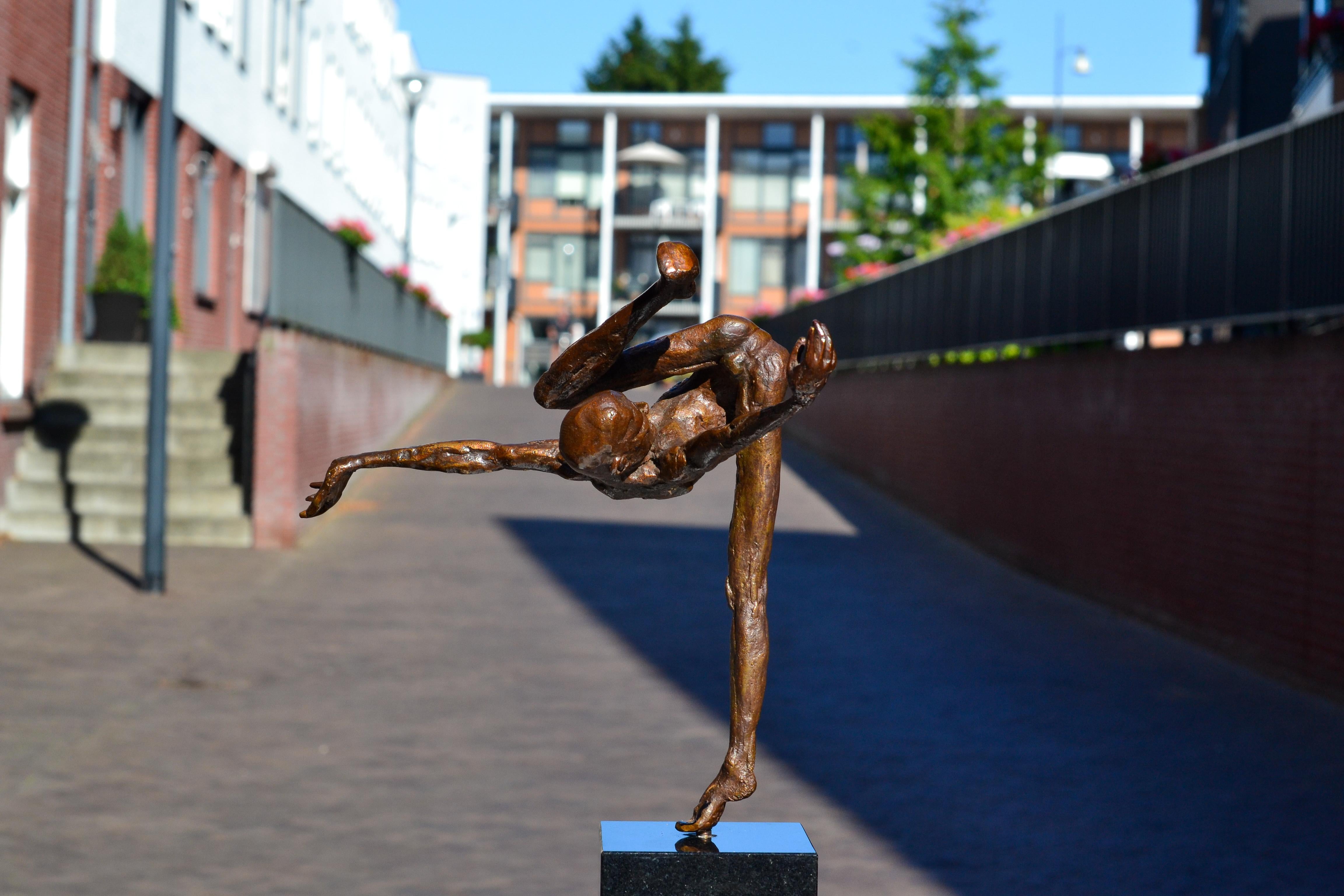 Let's Dance - 21st Century Contemporary Bronze Sculpture by Martijn Soontiens For Sale 4