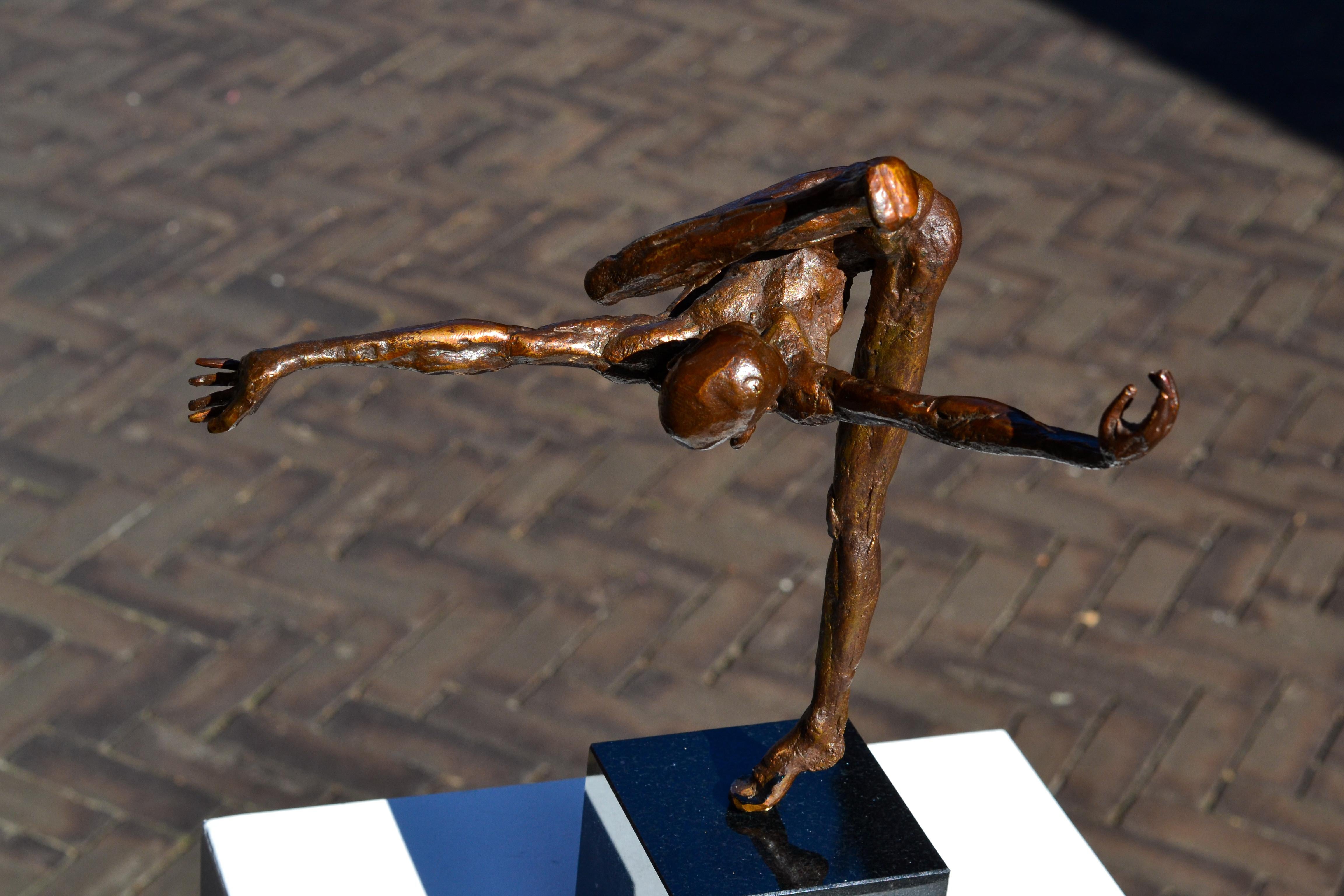 Let's Dance - 21st Century Contemporary Bronze Sculpture by Martijn Soontiens For Sale 2