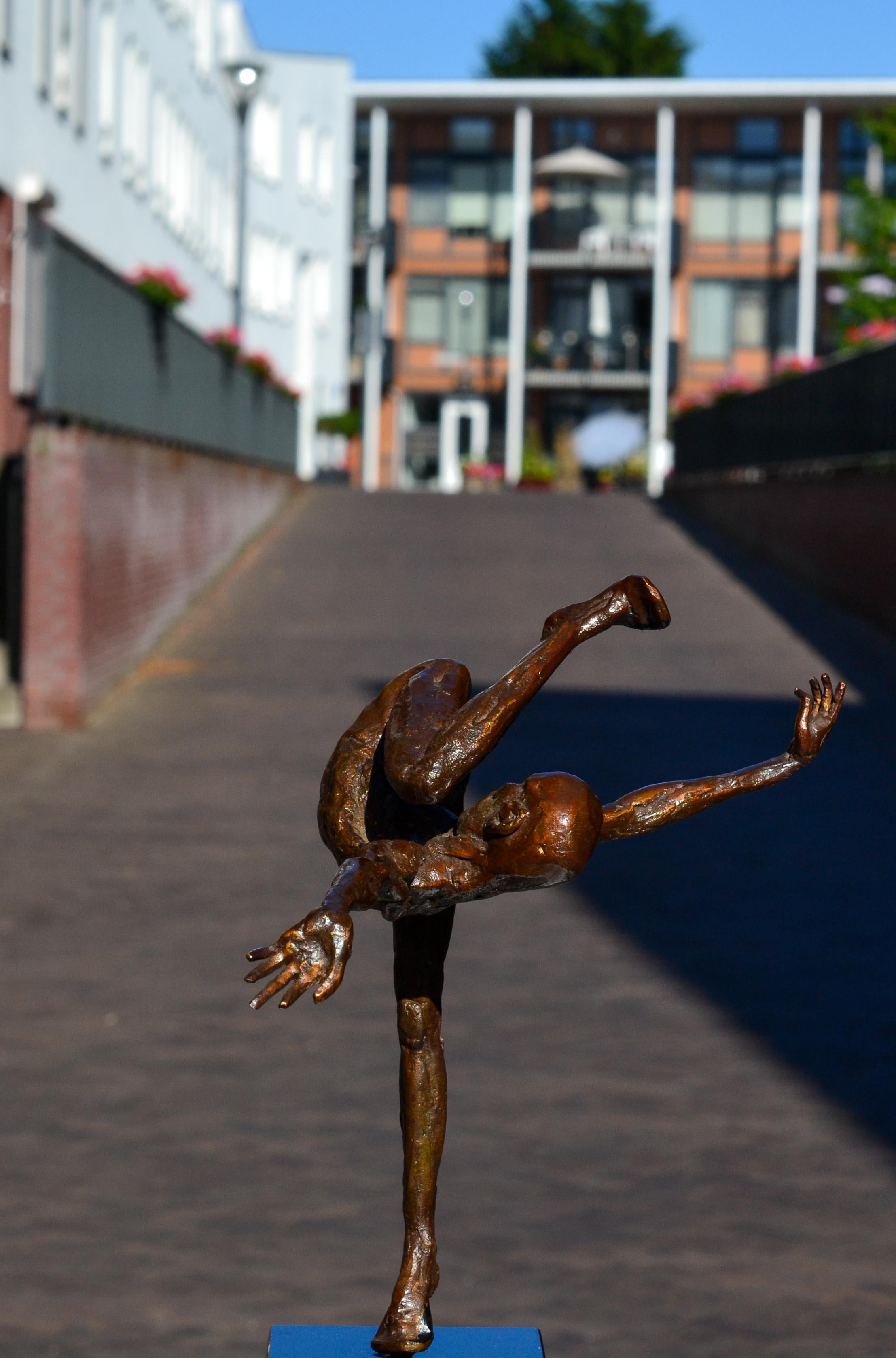 Let's Dance - 21st Century Contemporary Bronze Sculpture by Martijn Soontiens For Sale 1