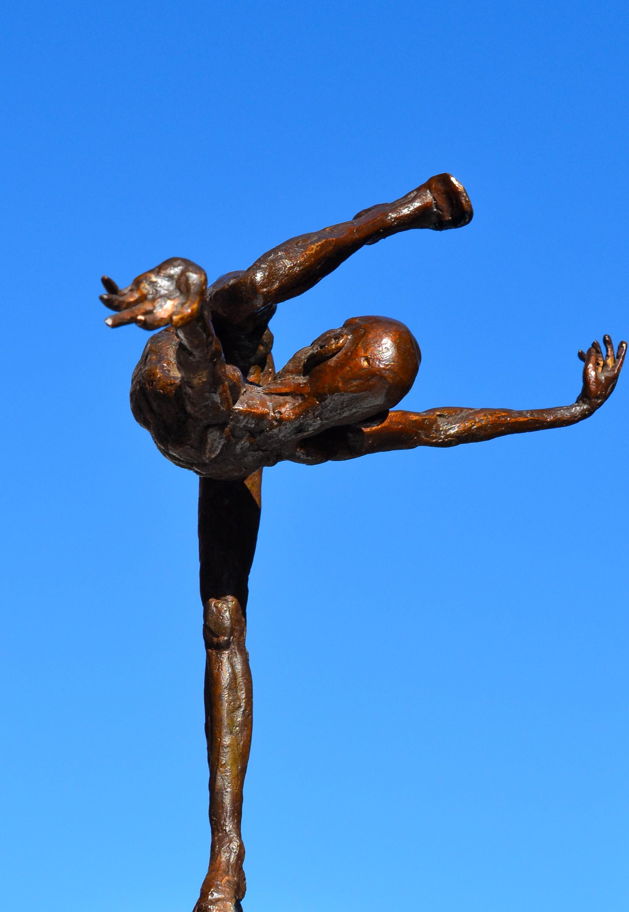 Let's Dance - Zeitgenössische Bronzeskulptur des 21. Jahrhunderts von Martijn Soontiens im Angebot 1