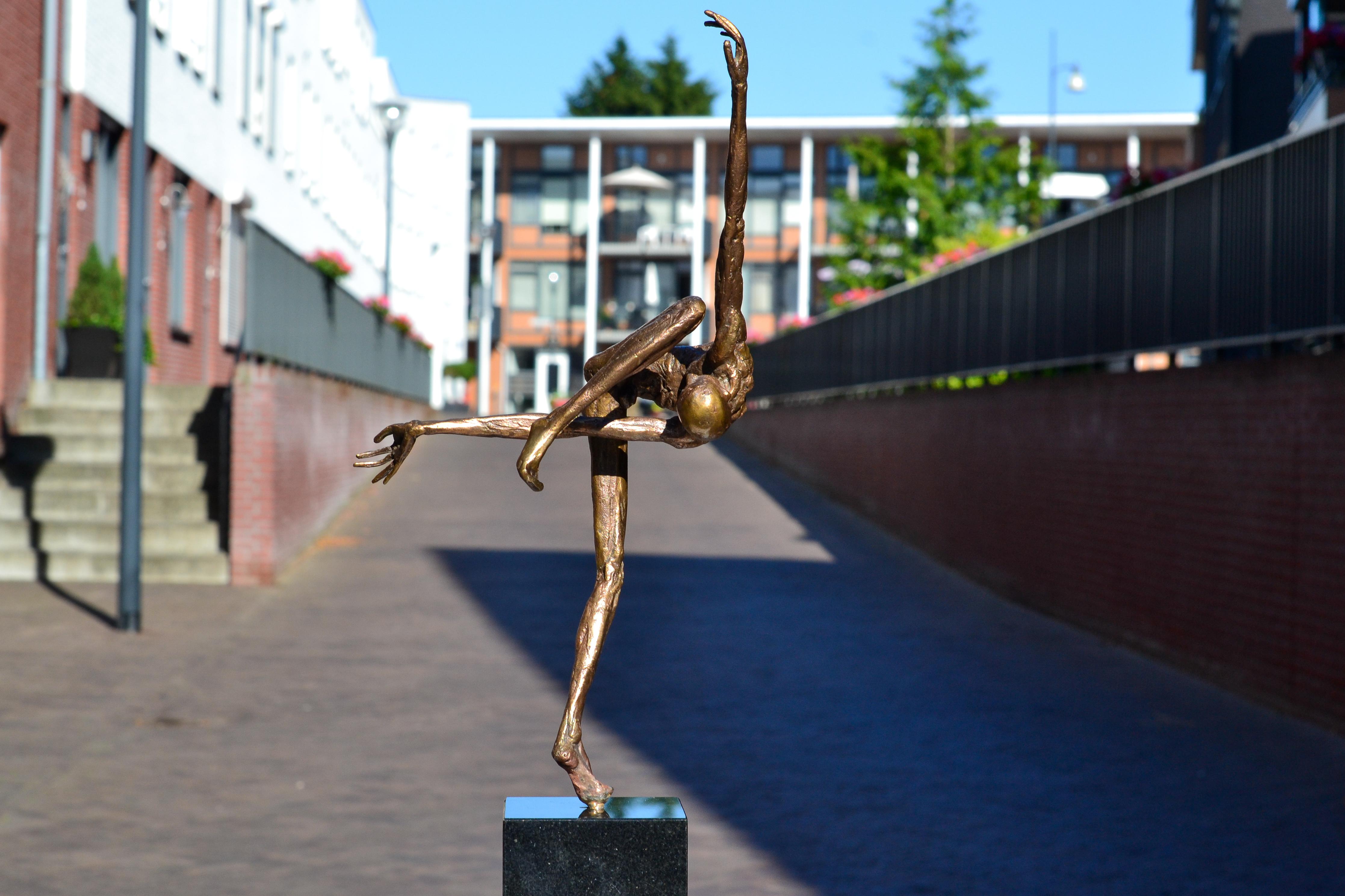 Modern Love - 21st Century Contemporary Bronze Sculpture by Martijn Soontiens 1