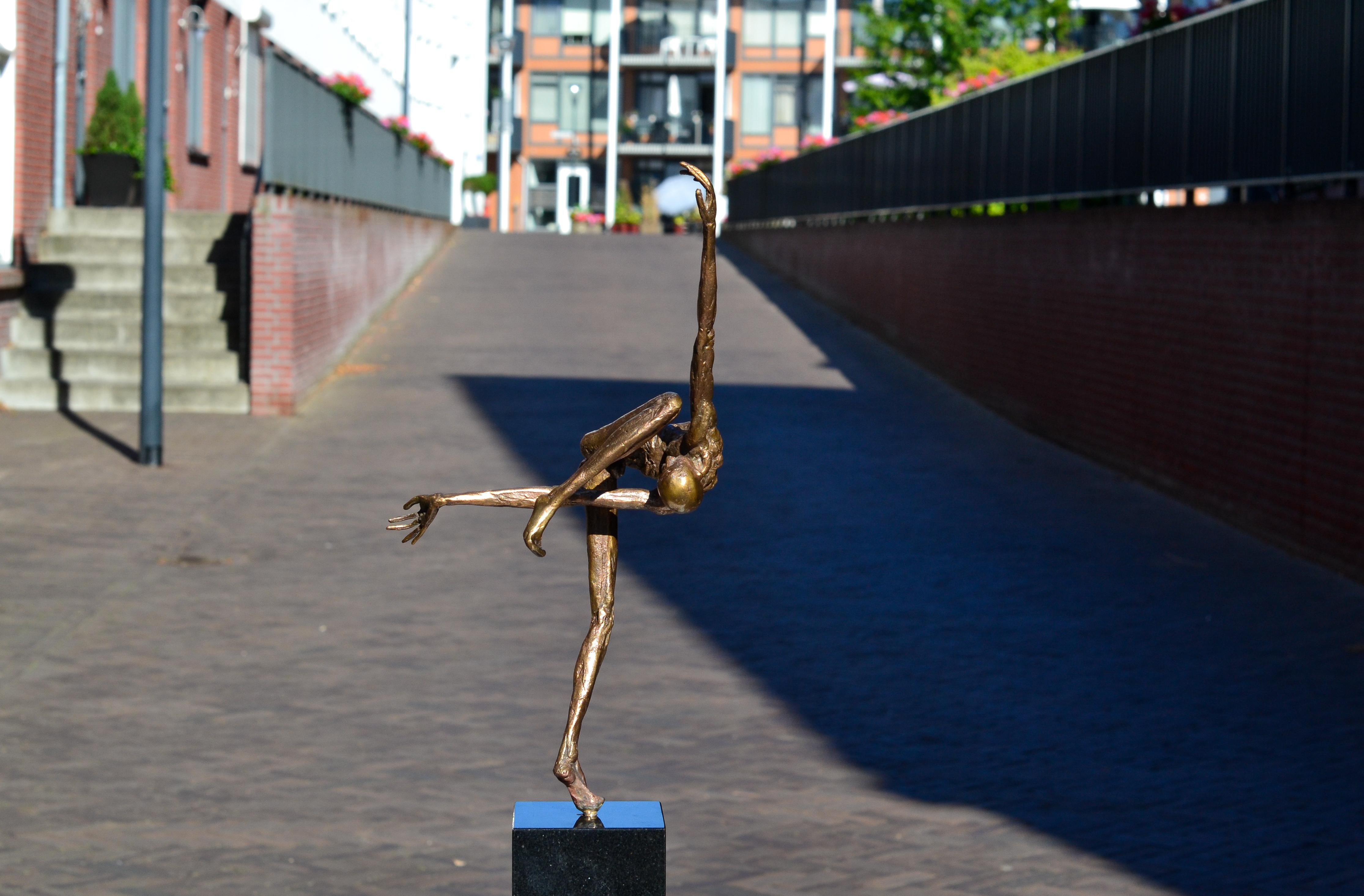 Modern Love - 21st Century Contemporary Bronze Sculpture by Martijn Soontiens 2
