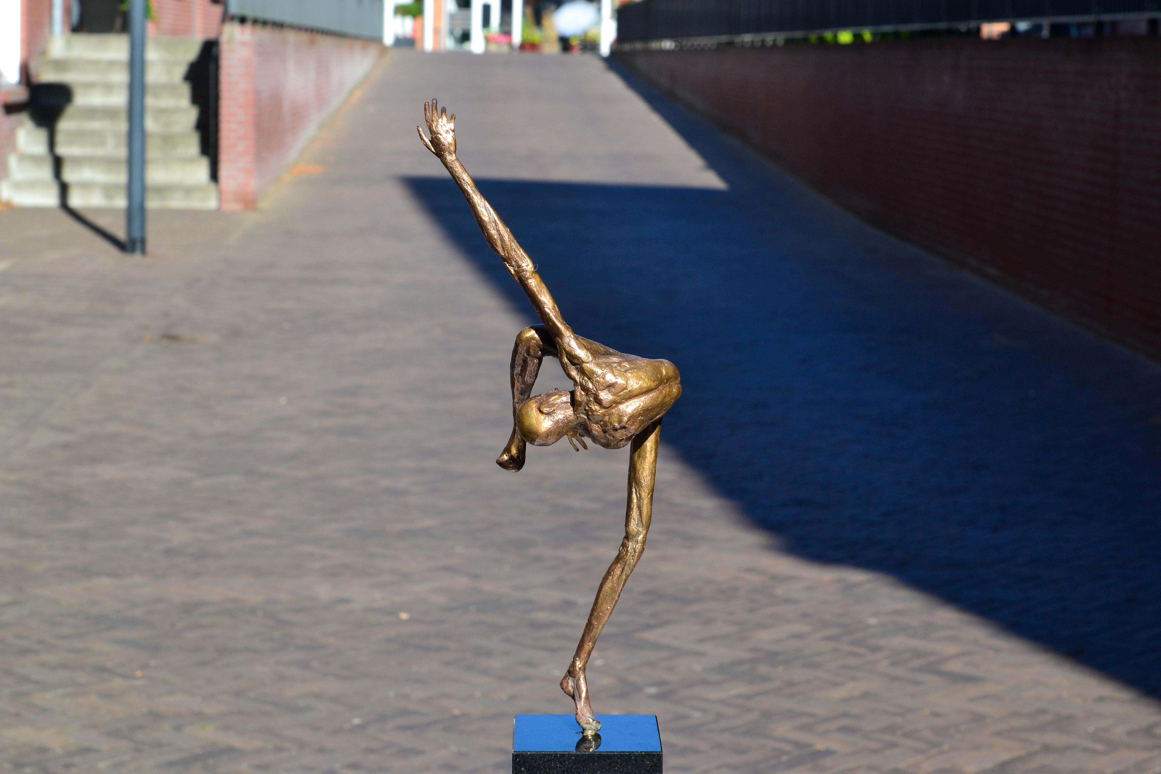 Modern Love - 21st Century Contemporary Bronze Sculpture by Martijn Soontiens 9
