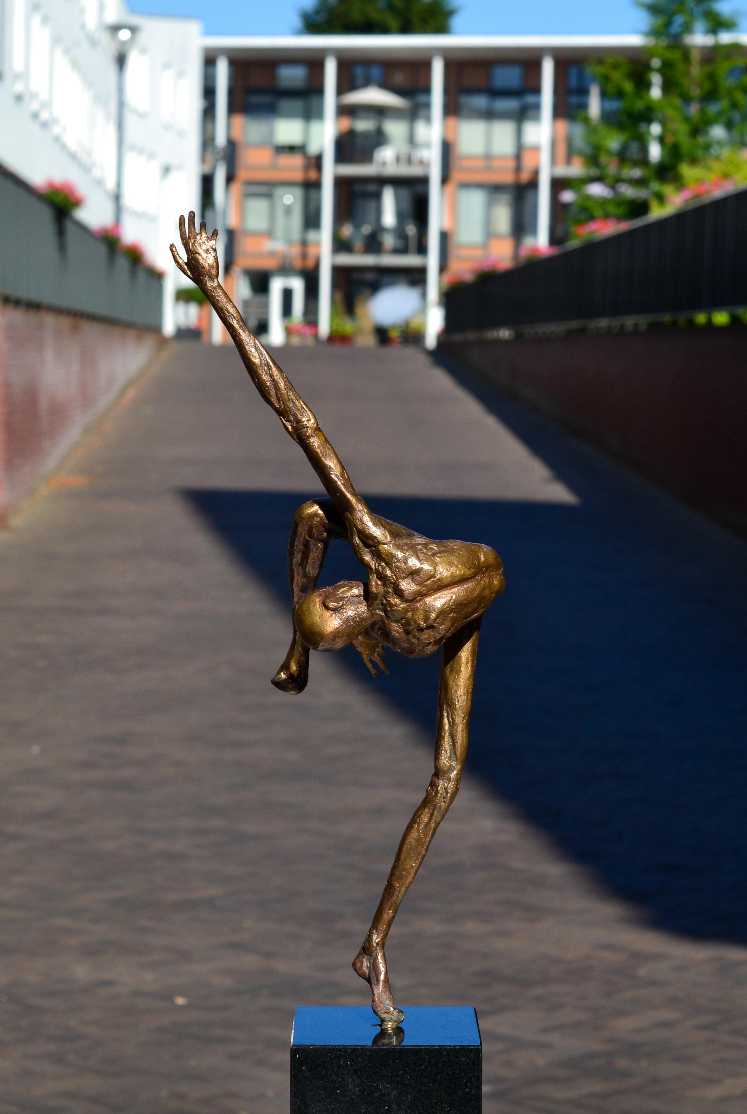 Modern Love - 21st Century Contemporary Bronze Sculpture by Martijn Soontiens 10