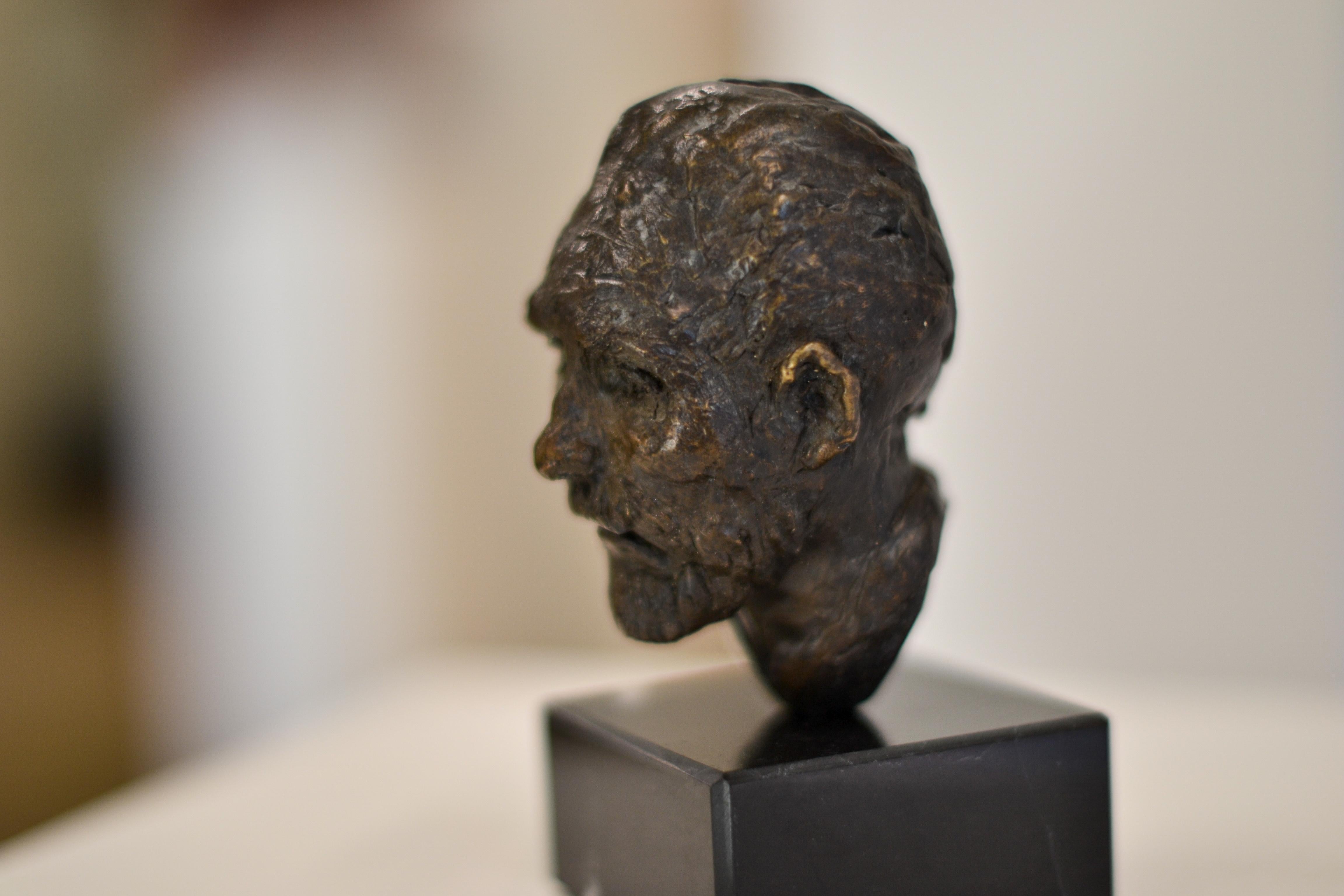 Vincent III - Scultura dell'artista olandese Romee Kanis ispirata a Vincent van Gogh in vendita 5