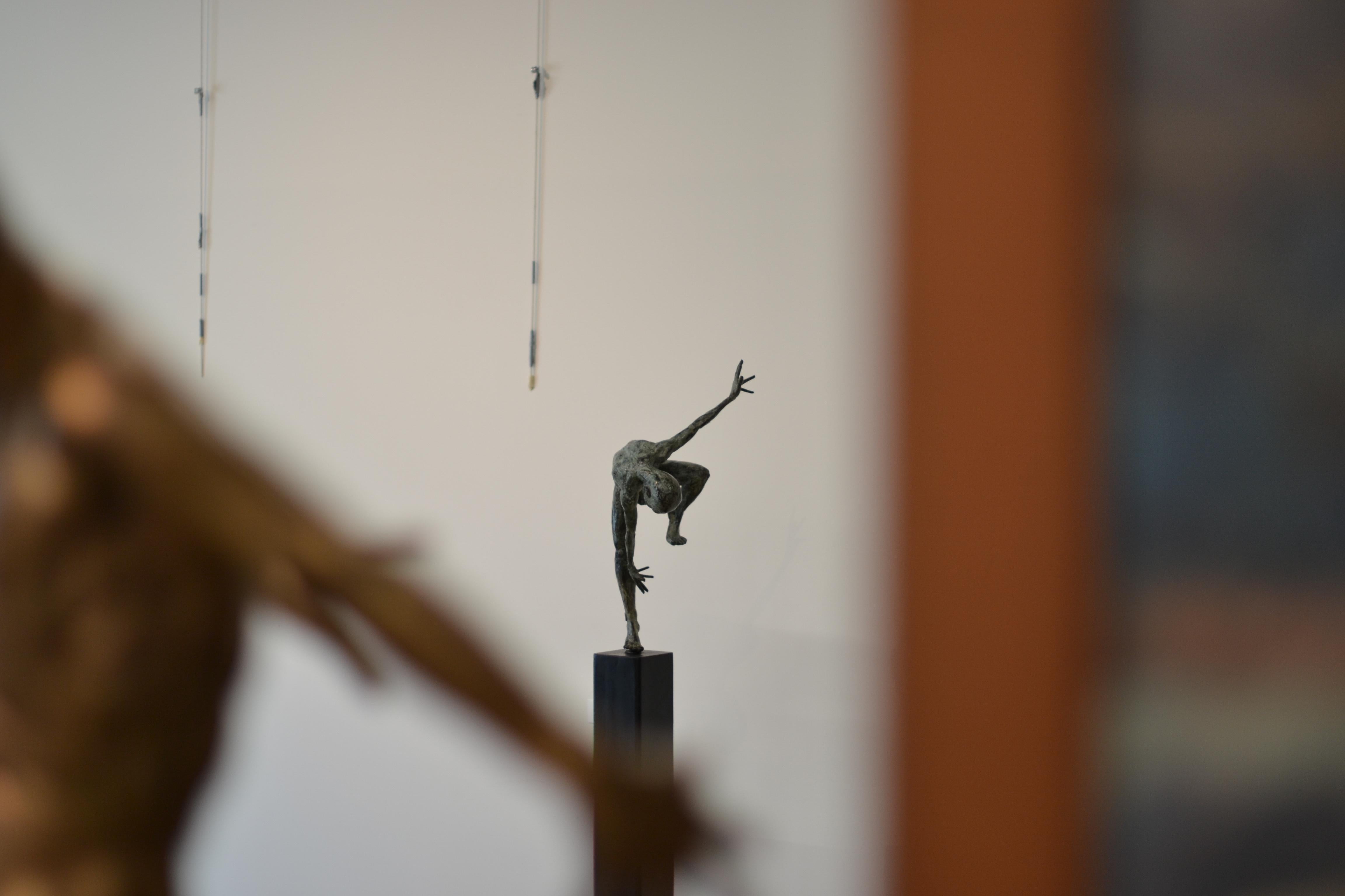 Dance Dancer Satier - Martijn Soontiens, zeitgenössische Skulptur des 21. Jahrhunderts im Angebot 10