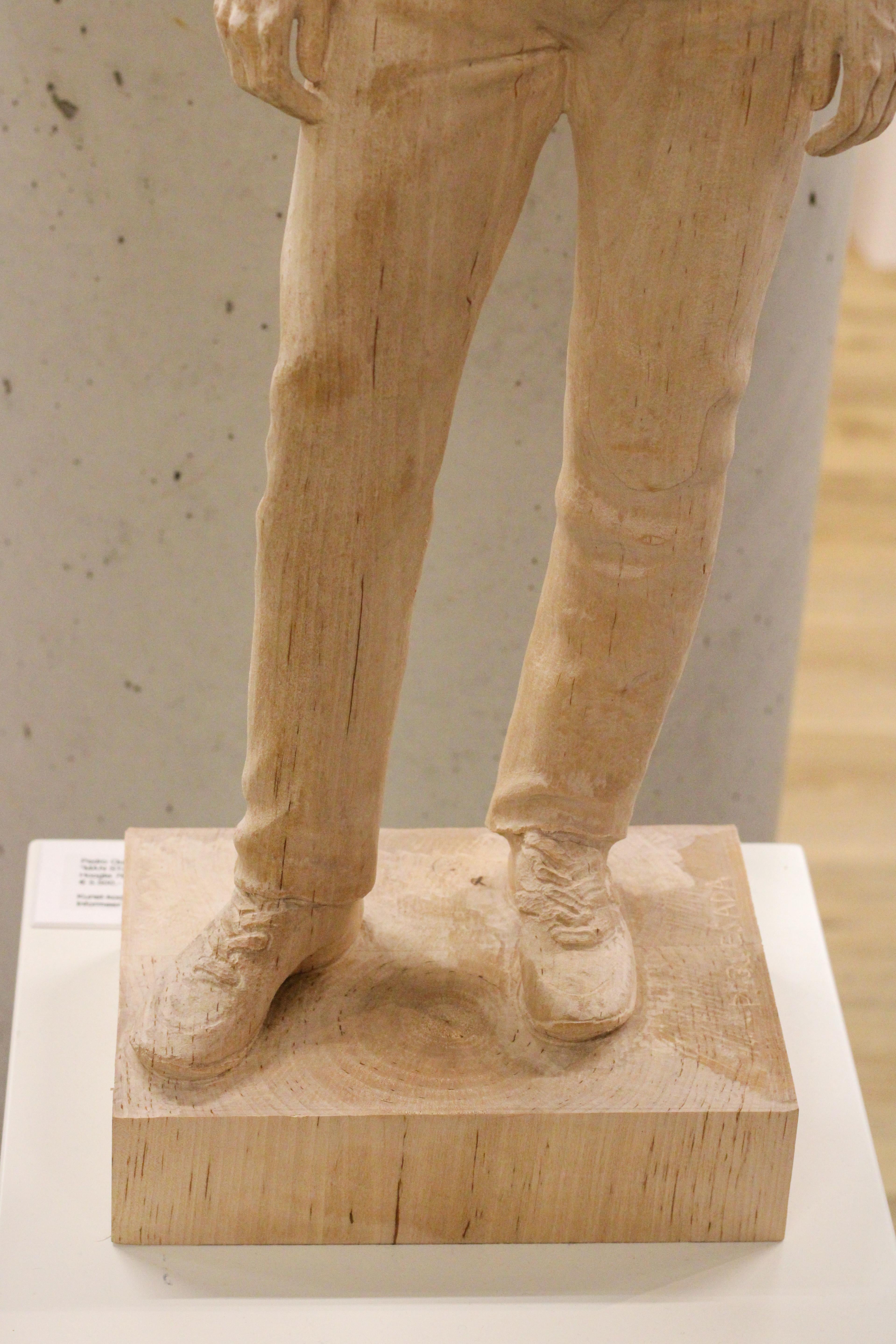 Hombre de pie, escultura contemporánea de madera del siglo XXI de Pedro Quesada Sierra en venta 5