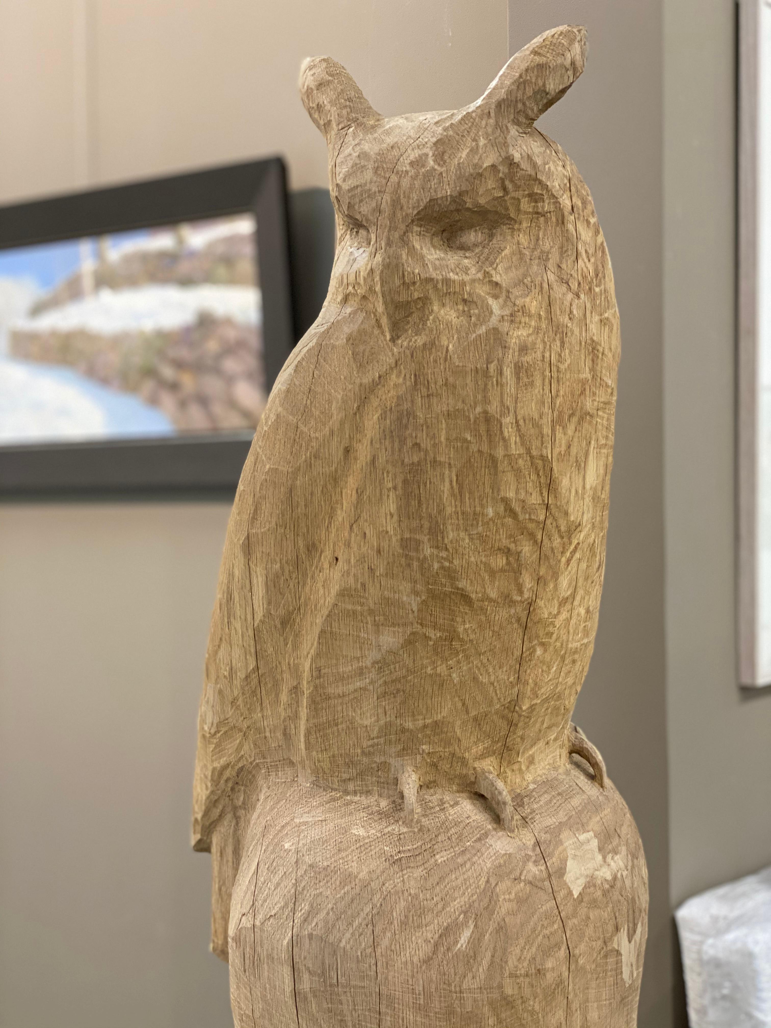 Hibou en forme d'aigle - Sculpture du 21e siècle d'un hibou en chêne - Marron Abstract Sculpture par Jaap Deelder