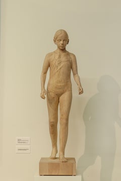 Walking Girl:: zeitgenössische Holzskulptur des 21. Jahrhunderts von Pedro Quesada Sierra