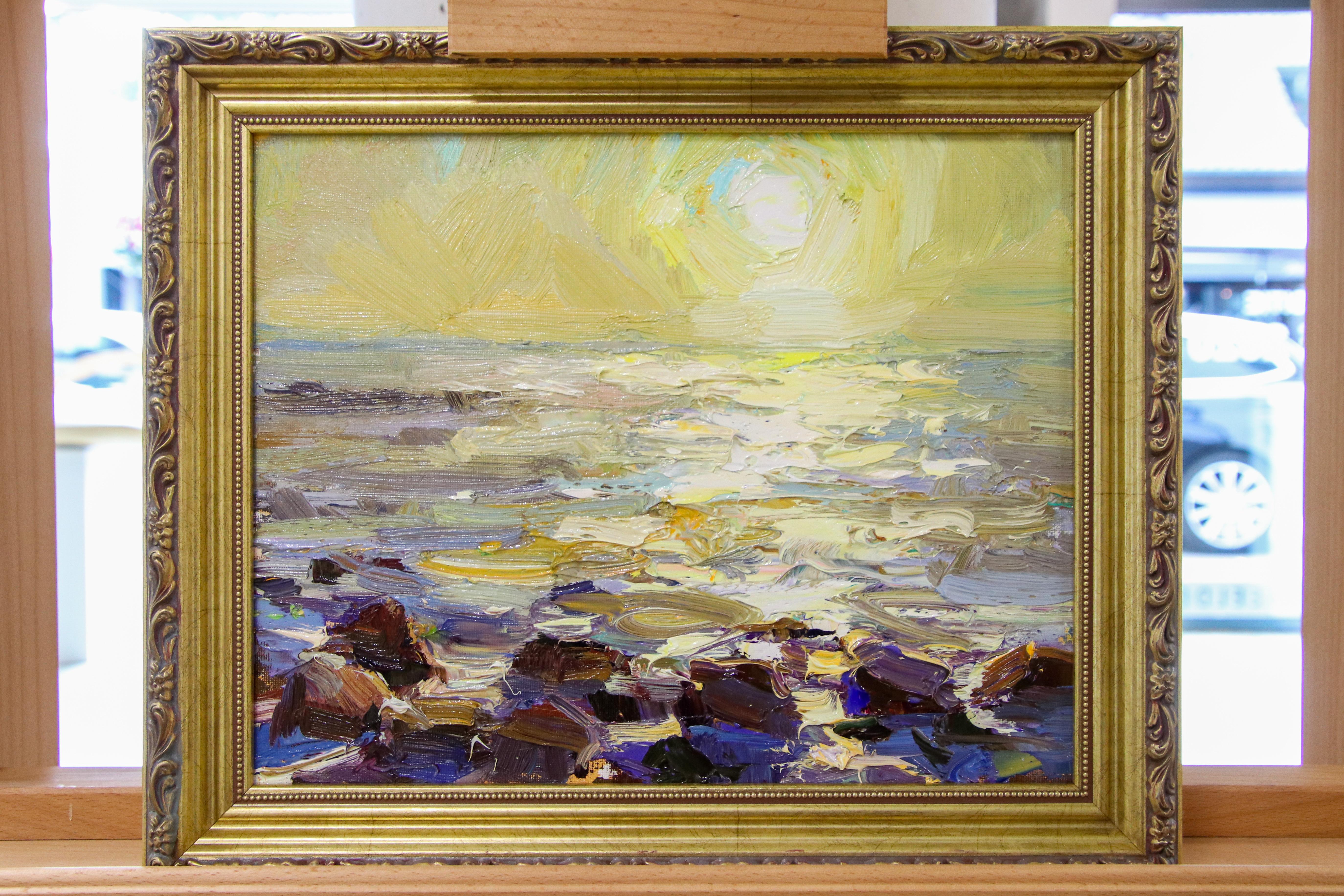 Paisaje marino, rocas y sol amarillo - Pintura al óleo contemporánea del siglo XXI - Painting de Roos Schuring