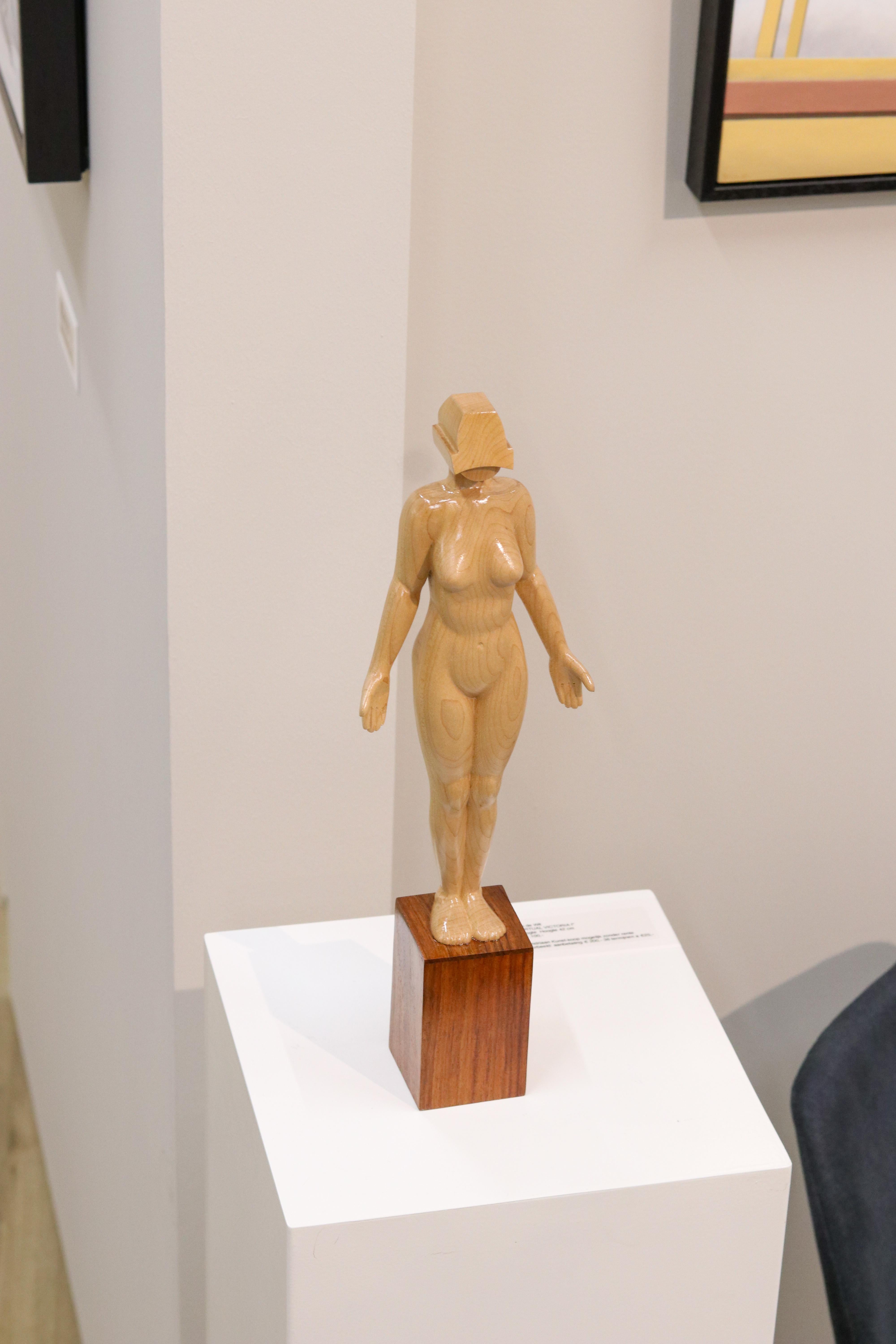 Virtual Victoria - Zeitgenössische Holzskulptur einer nackten Frau aus dem 21. Jahrhundert (Braun), Figurative Sculpture, von Jos de Wit