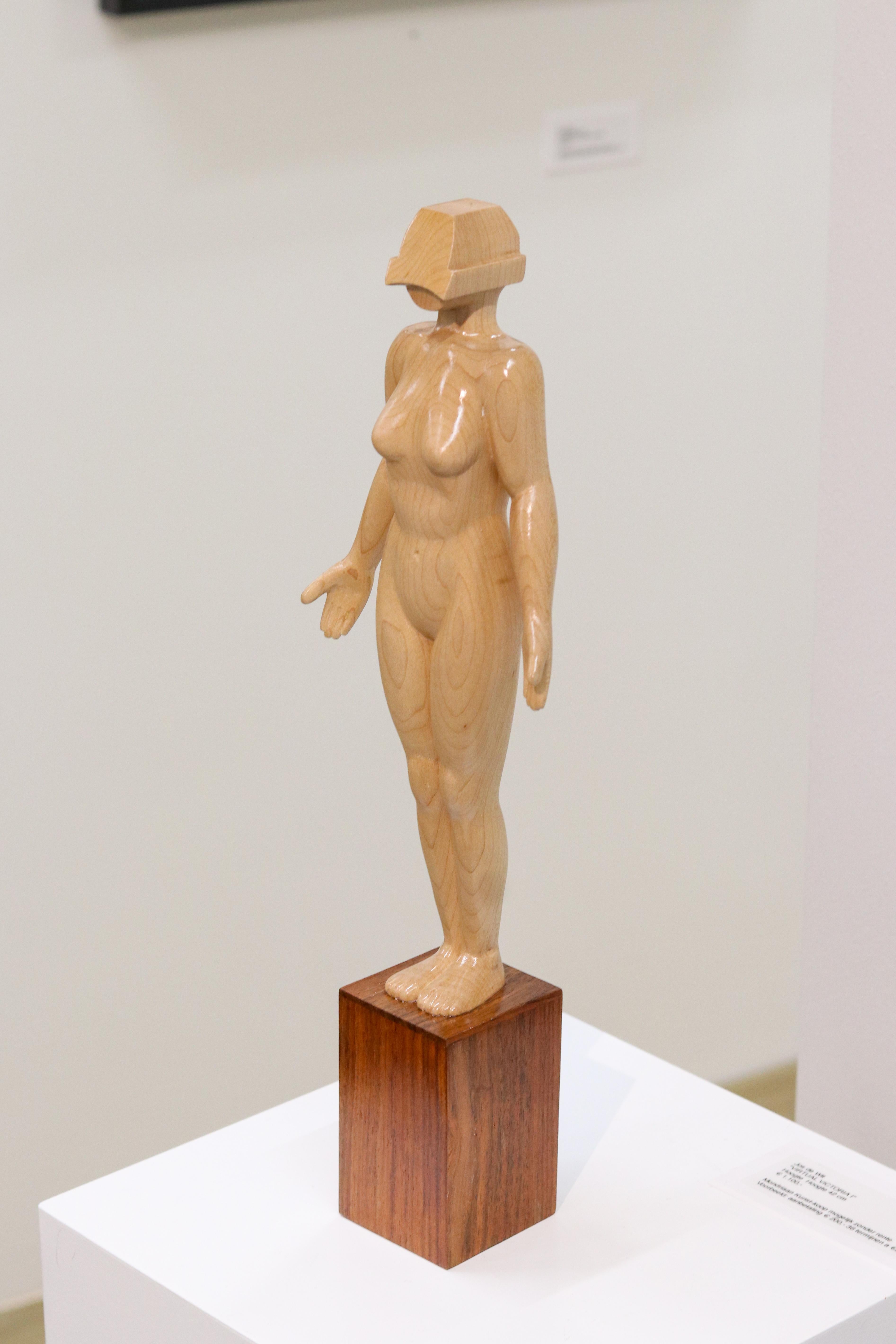 Jos de Wit Figurative Sculpture – Virtual Victoria - Zeitgenössische Holzskulptur einer nackten Frau aus dem 21. Jahrhundert