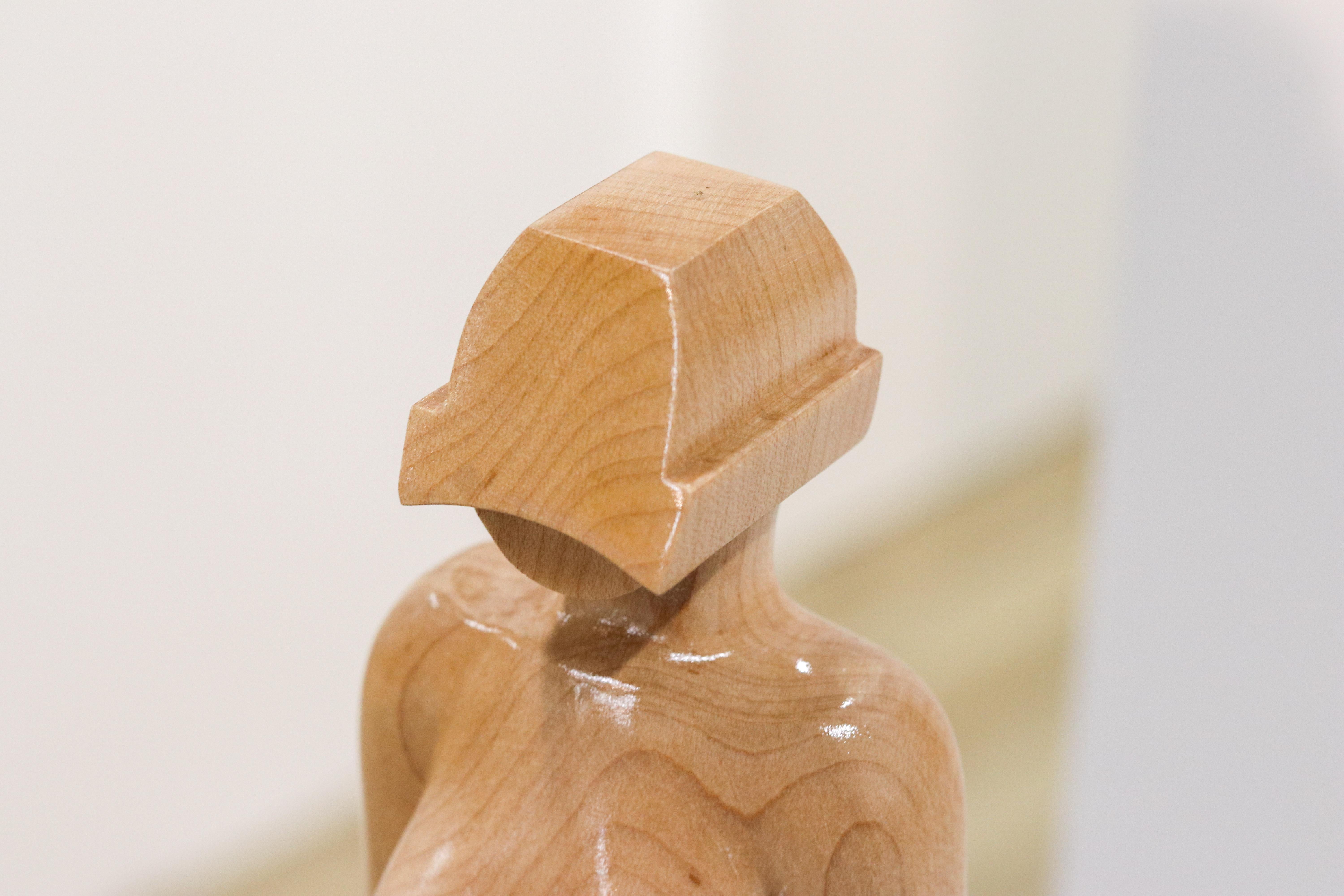 Diese Skulptur wurde von Jos de Wit geschaffen. Das Holz und alle anderen Materialien, die er für seine Skulpturen verwendet, nutzt er auch für den Bau von Instrumenten. Geigen, Kontrabässe, Gitarren, sie alle finden in seinem Atelier selbstgebaute