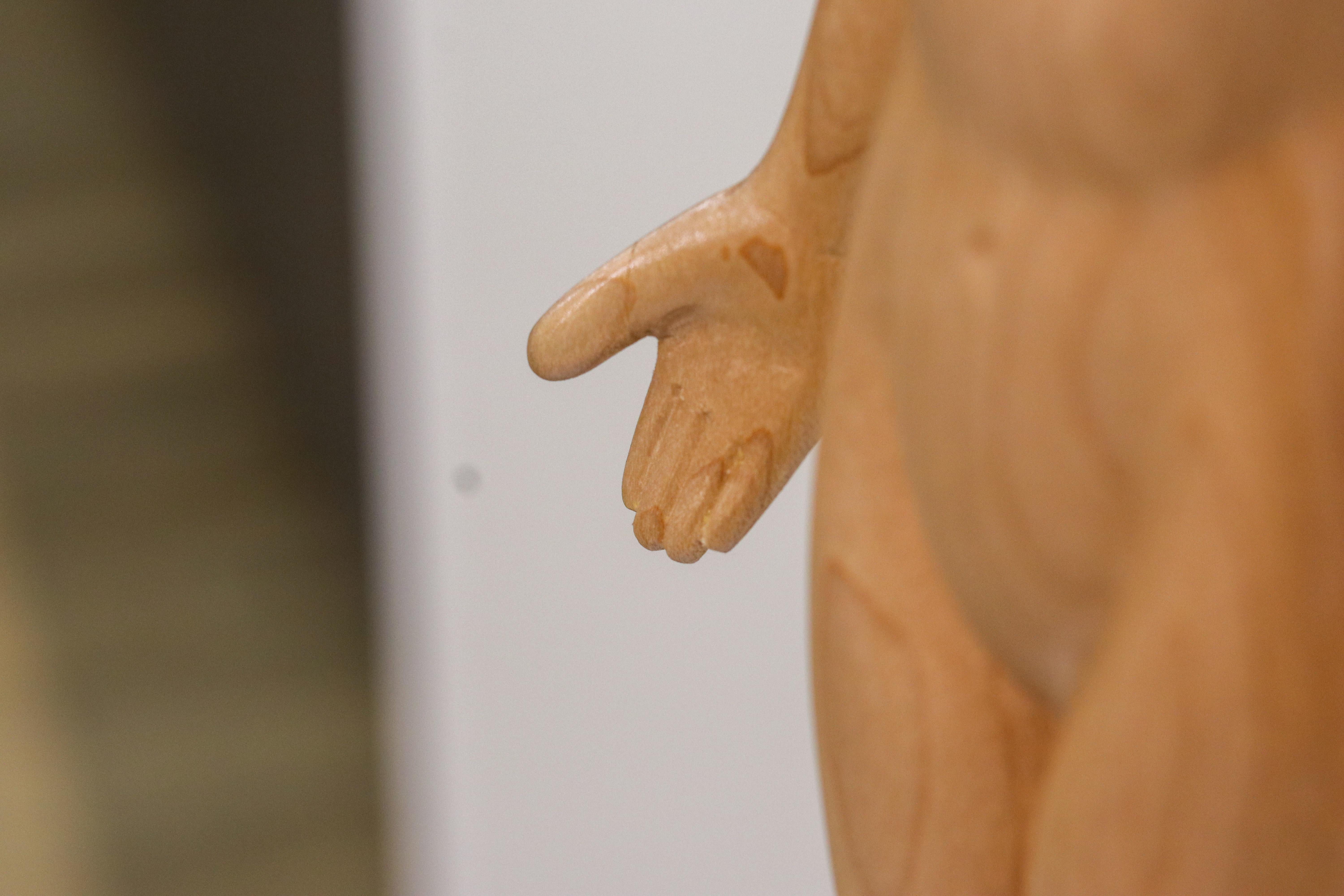 Virtual Victoria - Sculpture contemporaine en bois d'une femme nue du 21e siècle en vente 3