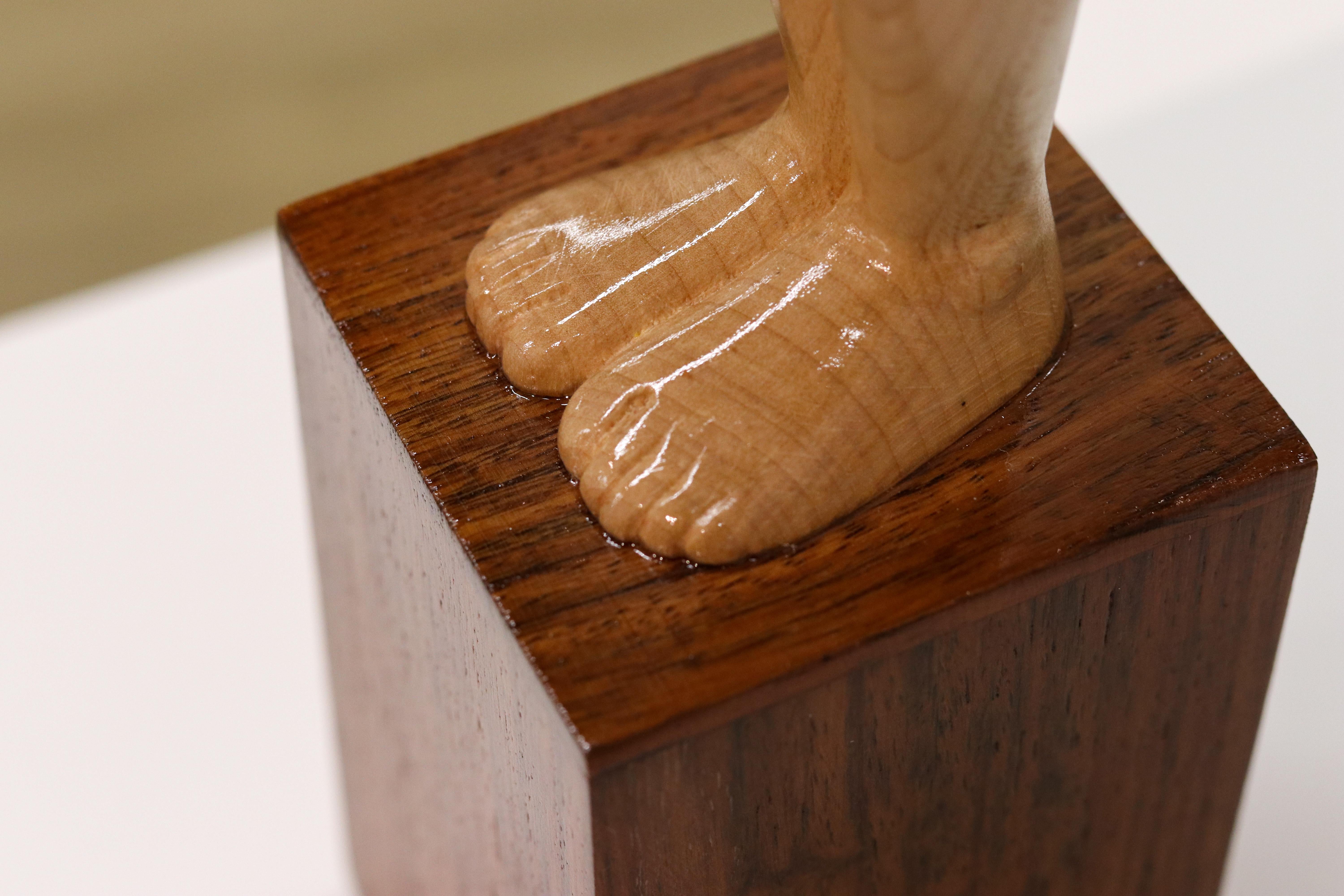 Virtual Victoria - Sculpture contemporaine en bois d'une femme nue du 21e siècle en vente 4