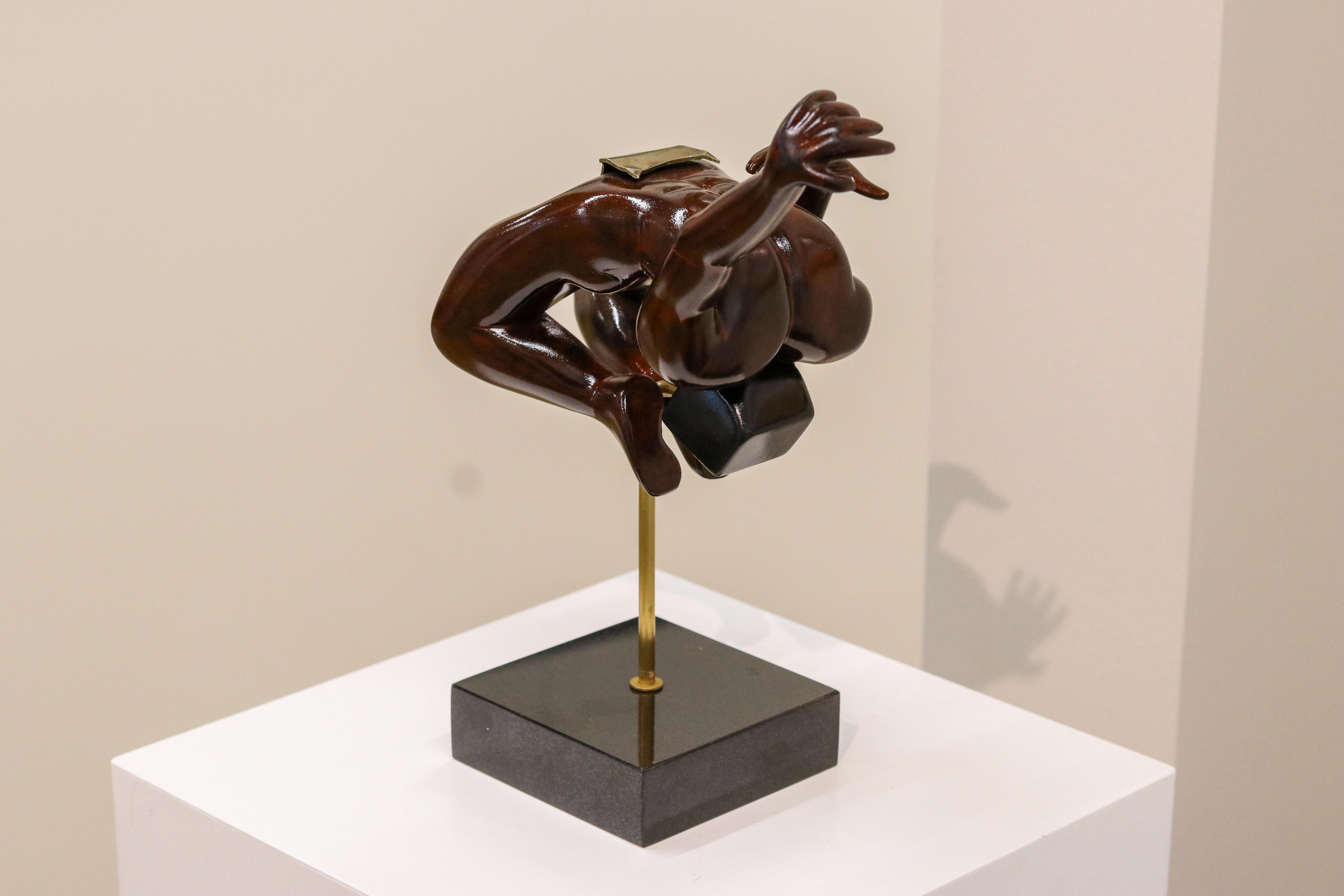 Nude Sculpture Jos de Wit - #me who 6, 3D - Sculpture contemporaine du 21e siècle représentant un homme en bois de poirier