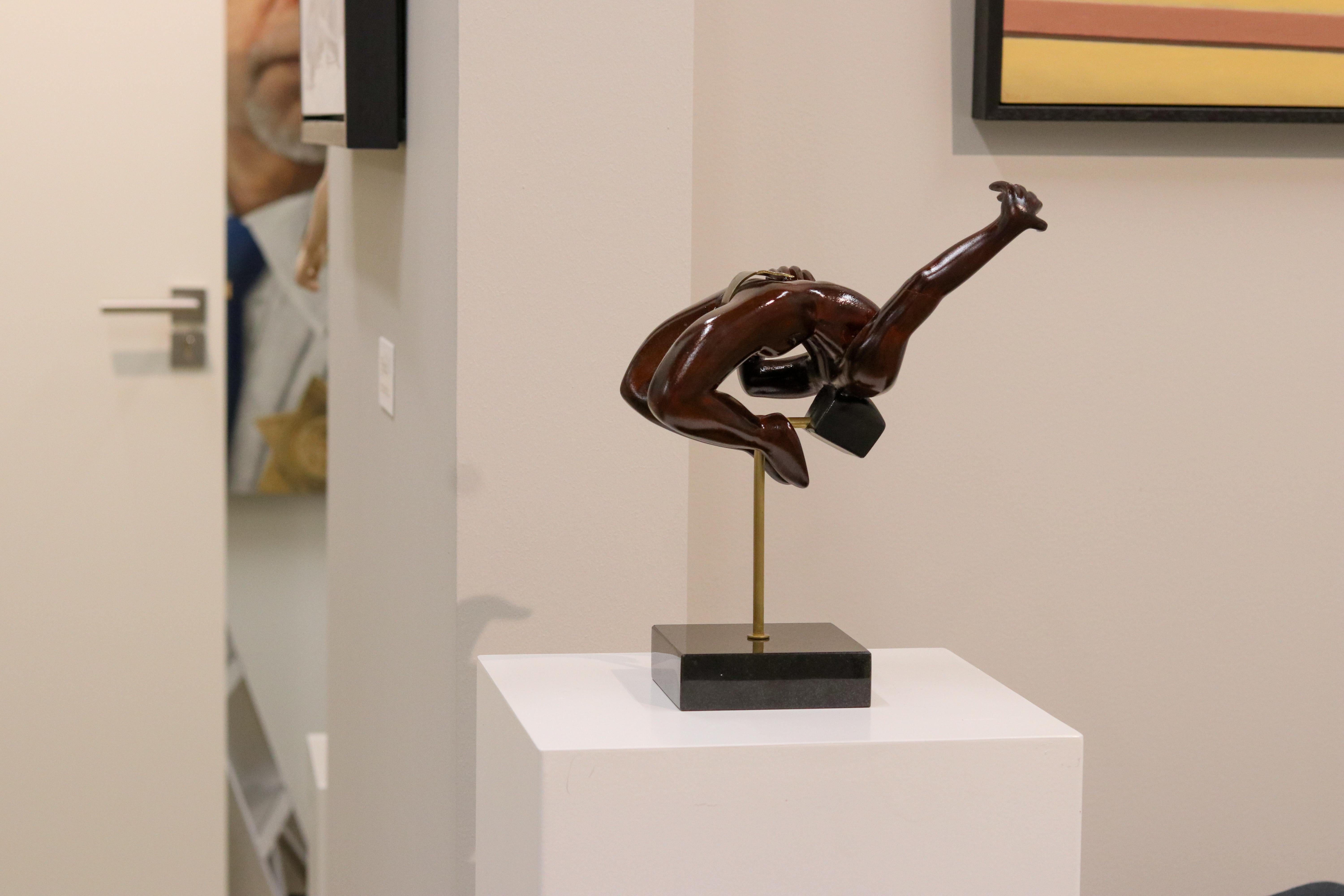 #me who 6, 3D - Sculpture contemporaine du 21e siècle représentant un homme en bois de poirier - Marron Nude Sculpture par Jos de Wit