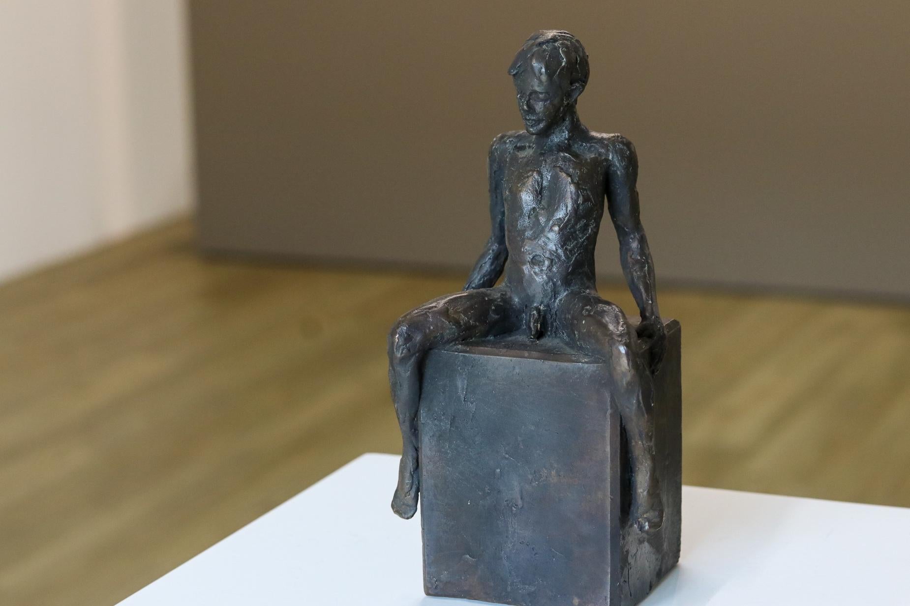 Hans - 21st Century Contemporary Bronze Sculpture of a Nude Boy Sitting - Painting by Romee Kanis