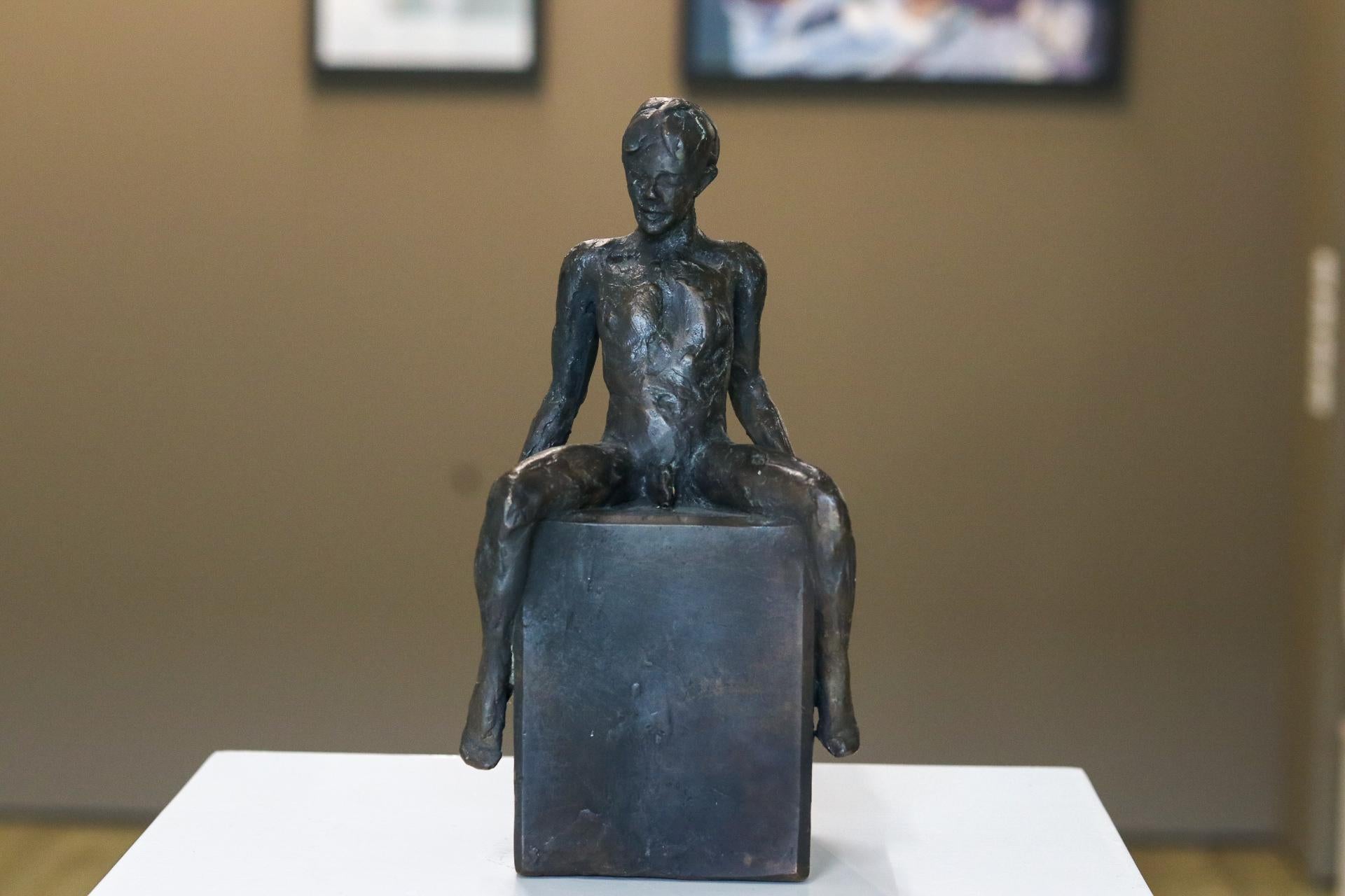 'Hans'
Bronze sculpture on pedestal of Blue Stone
Hight 22 cm

The North Holland female sculptor Romee Kanis prefers to make her bronze sculptures 'from life'. 

Her sculptures are now life-sized in many municipalities, precisely because of the