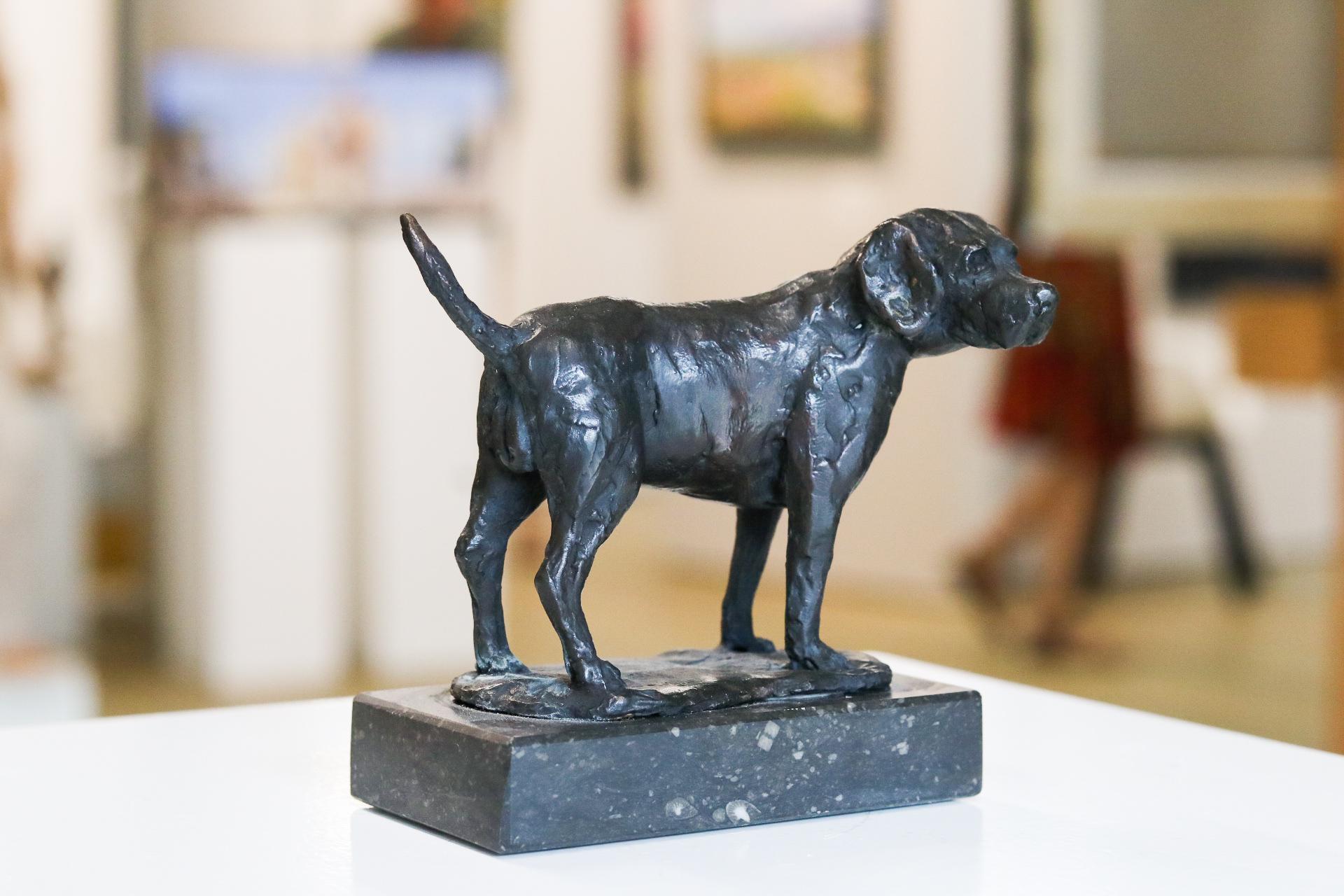 Beagle - Scultura in bronzo contemporanea del 21° secolo di un piccolo cane felice - Sculpture di Romee Kanis