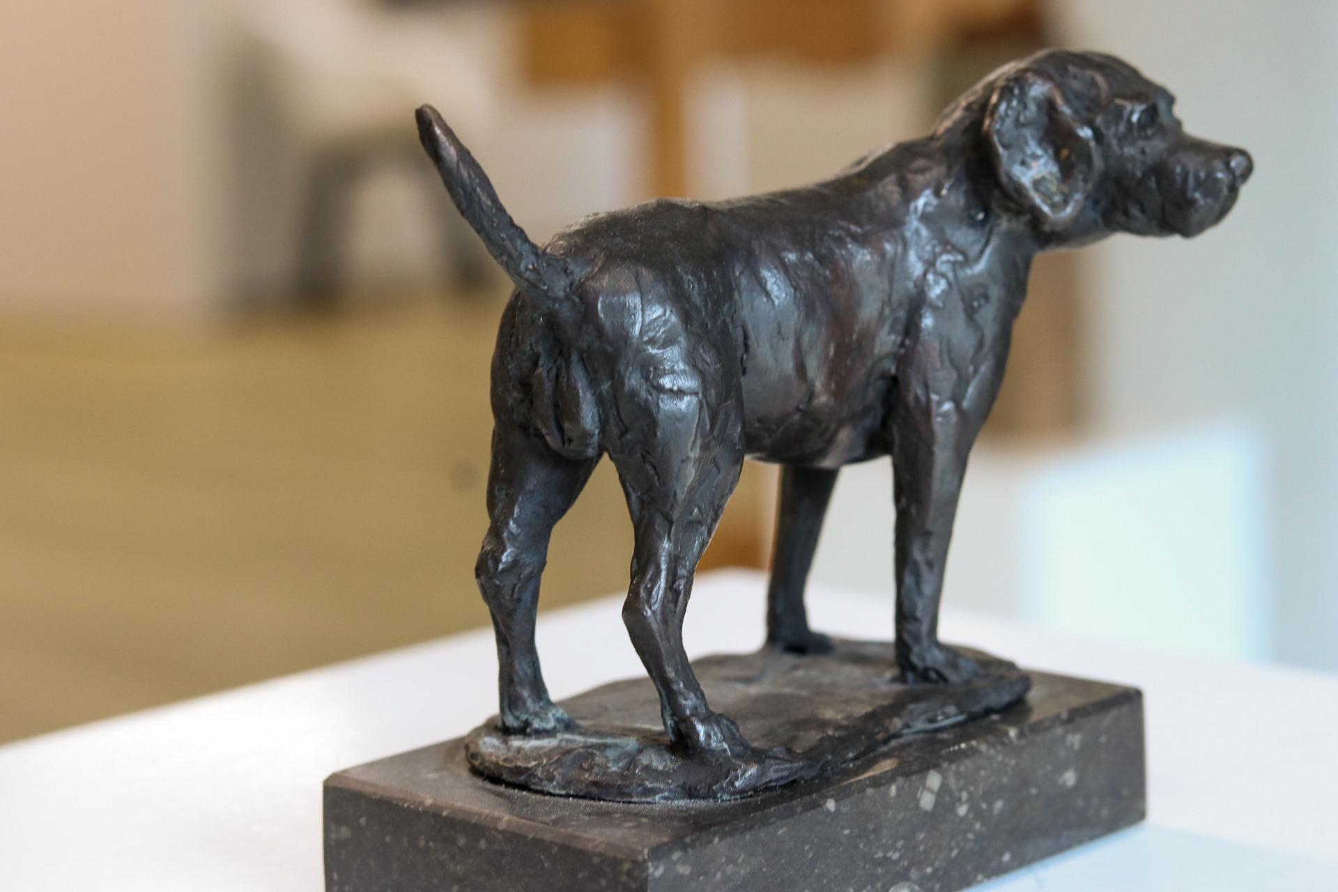 Beagle - Scultura in bronzo contemporanea del 21° secolo di un piccolo cane felice - Figurative Sculpture Oro di Romee Kanis