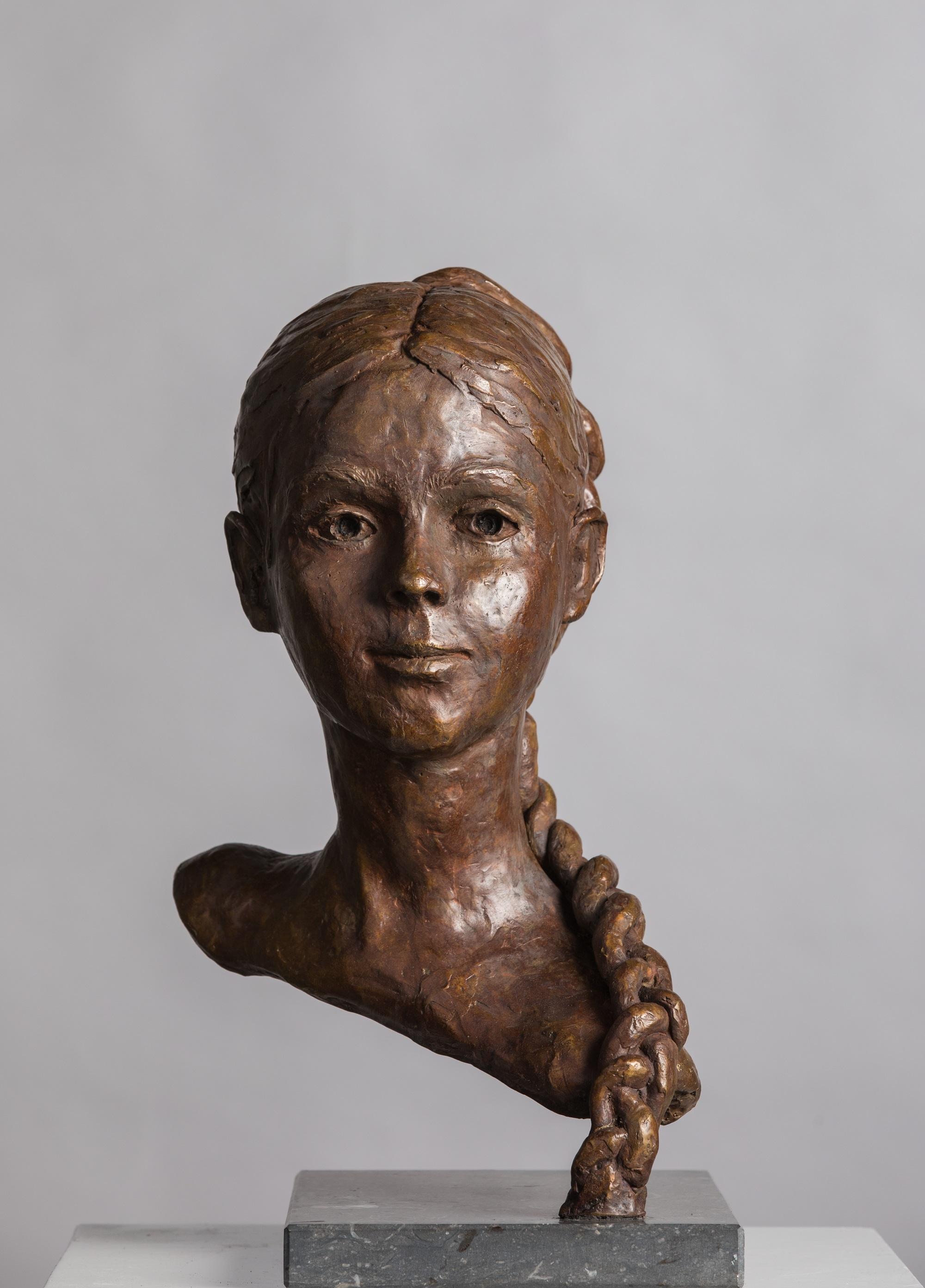 Jaya – Zeitgenössische Bronzeskulptur des 21. Jahrhunderts, Mädchen mit geflochtenem Haar (Gold), Figurative Sculpture, von Romee Kanis