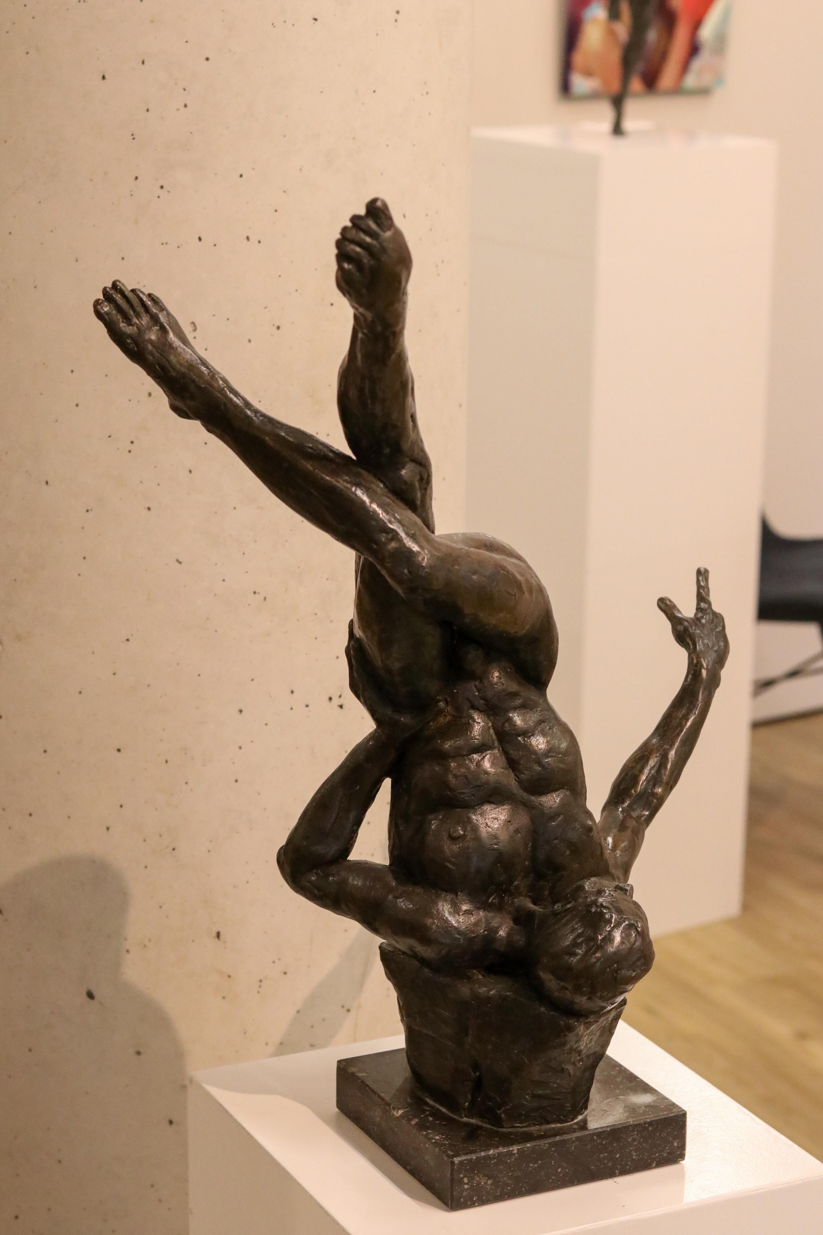 Turnover - Zeitgenössische Bronzeskulptur eines tanzenden nackten Mannes aus dem 21. (Gold), Nude Sculpture, von Romee Kanis