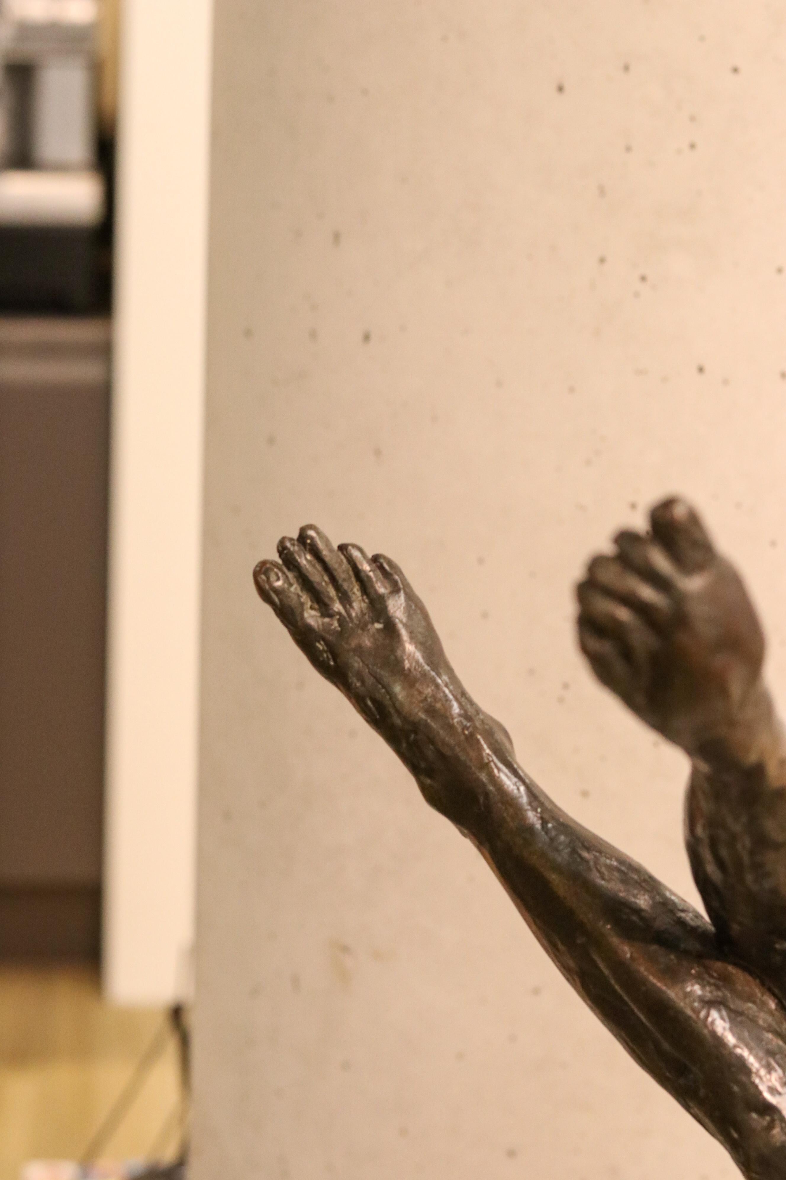 Turnover - Sculpture contemporaine en bronze du 21e siècle représentant un homme nu dansant en vente 5
