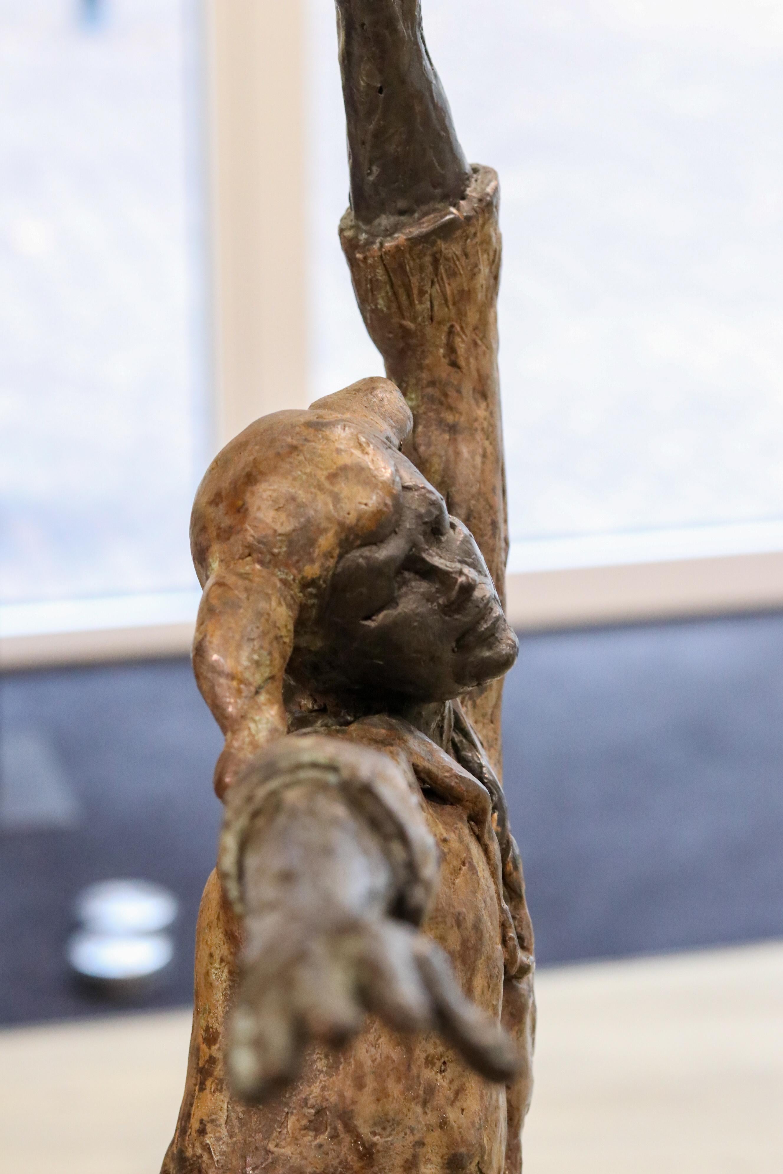 This sculpture is made by Dutch artist Romee Kanis.

You can rightly call Romee Kanis an old acquaintance of the gallery, her work was regularly seen at the gallery until a few years ago. We restore this tradition in honor. We met Romee for the