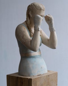 Silence - XXIe siècle contemporain  Sculpture en bois d'une jeune fille de boxe