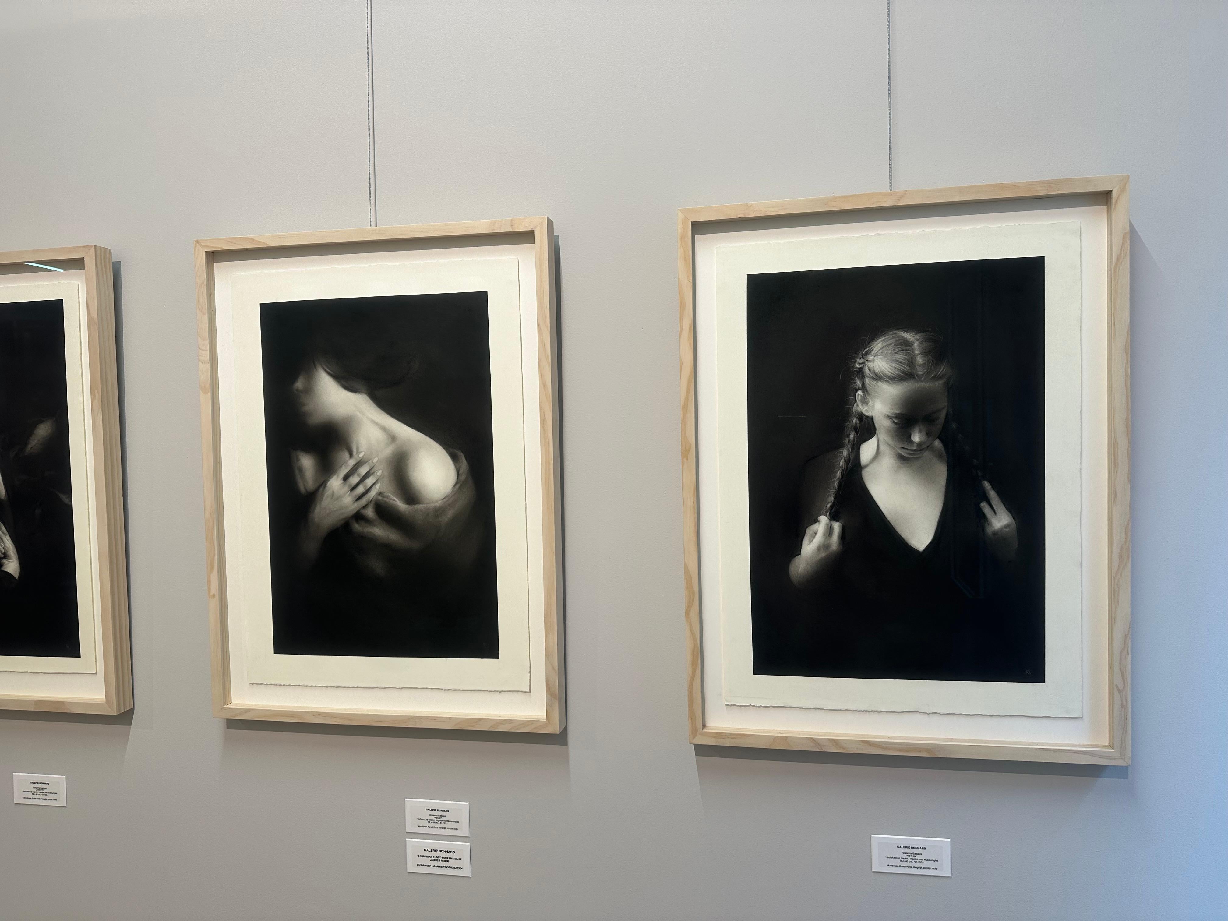 Within- 21e siècle Dessin contemporain au fusain d'une fille avec des tresses - Contemporain Art par Rosanna Gaddoni