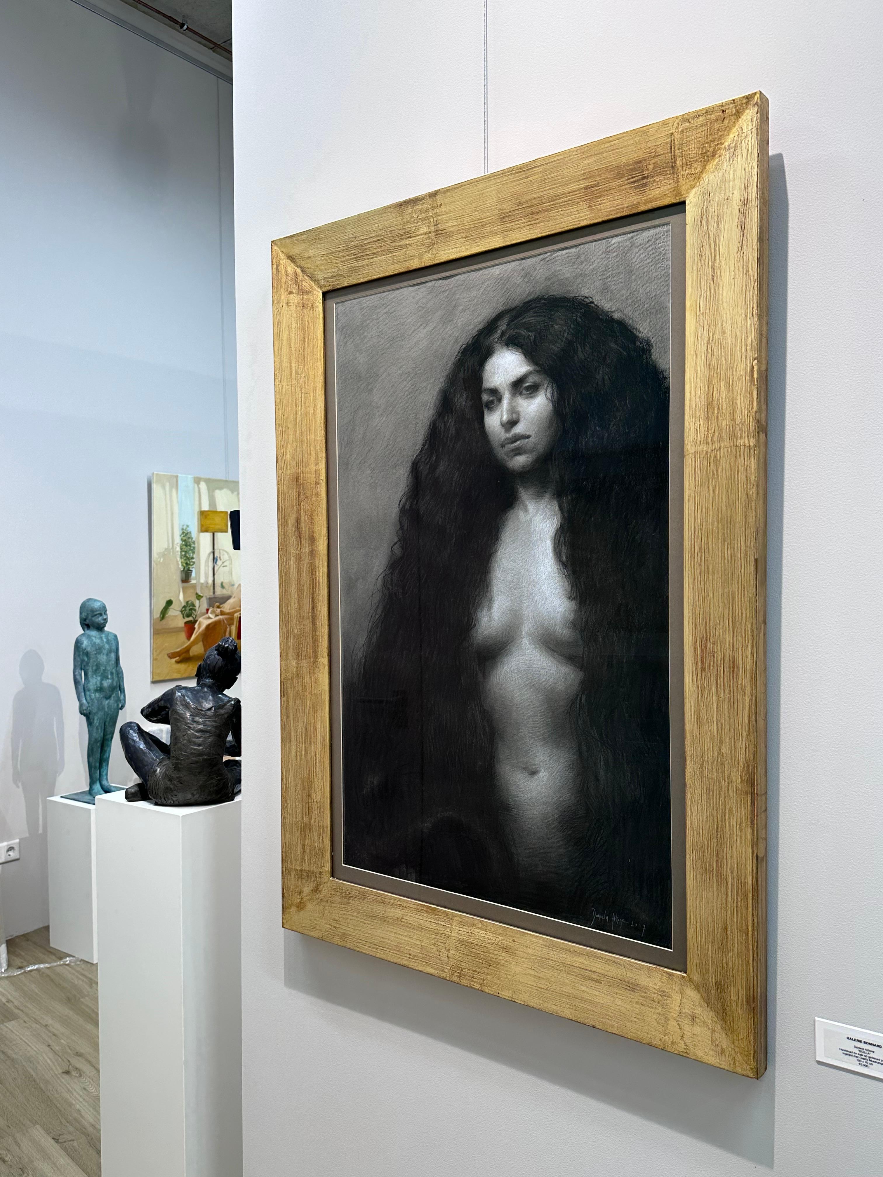 Scilla, dessin italien au fusain du 21e siècle représentant une femme nue avec de longs cheveux - Contemporain Art par Daniela Astone